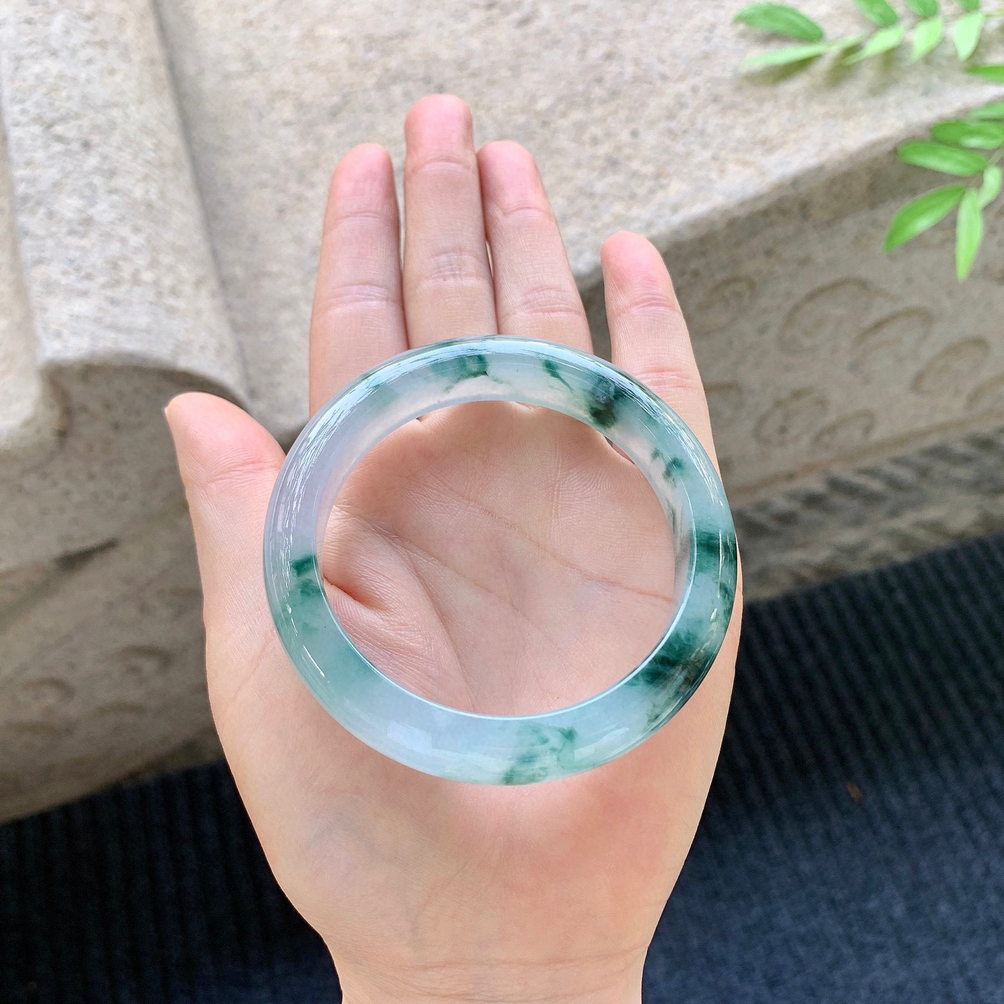 正圈54 55
【圈口】54.8/12.8/8.4
【描述】糯冰飘蓝花，水润，种老，无裂纹！