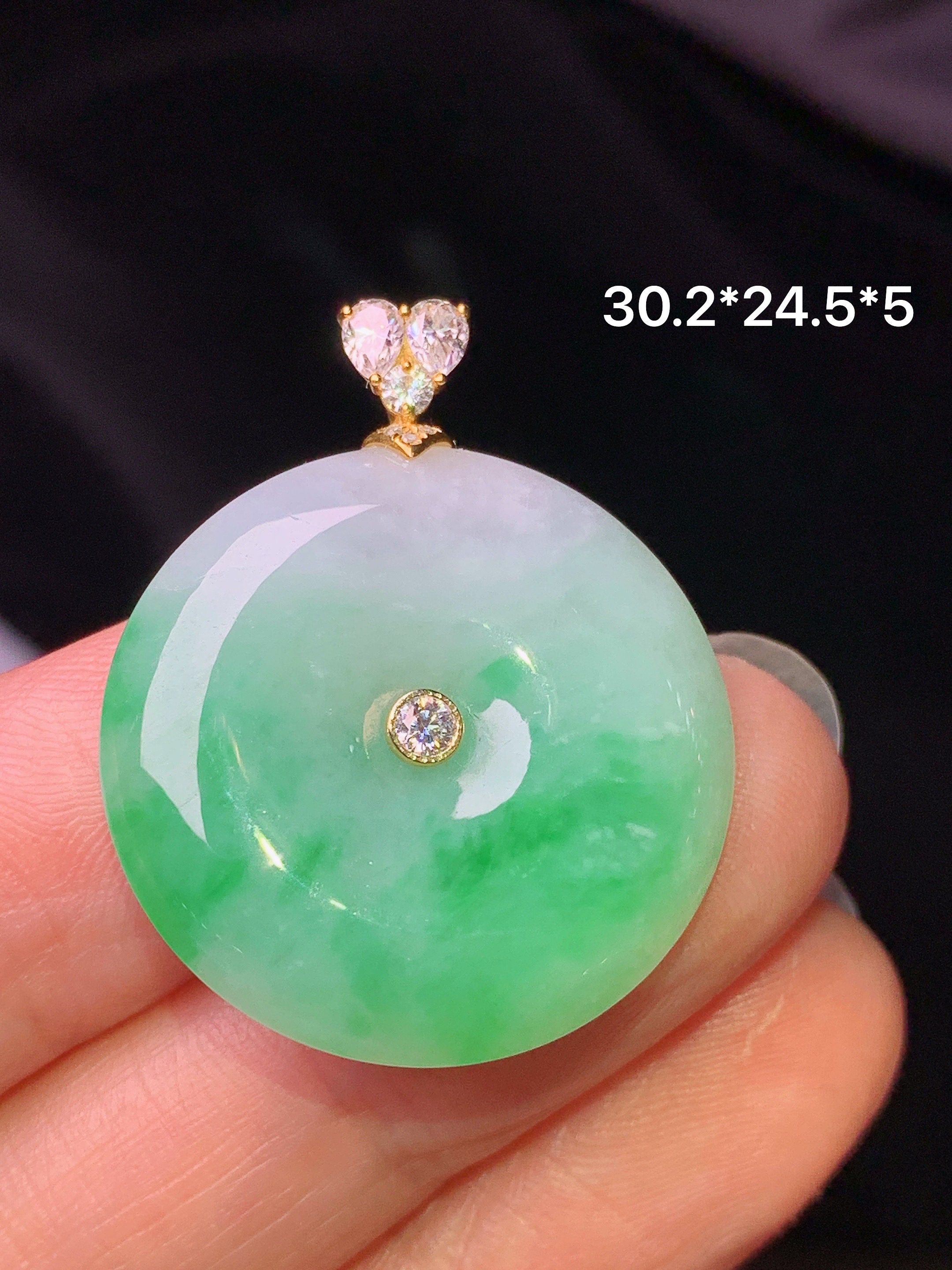 18k金钻镶嵌飘绿平安扣吊坠 玉质细腻 色泽艳丽清新 水润亮眼 整体尺寸30.2*24.5*5c1