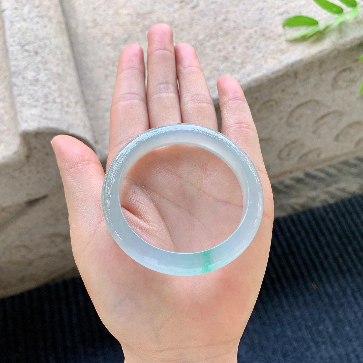 正圈48 49
【圈口】49.5/9.5/7.1
【描述】冰飘绿，水润，种老，细腻，无裂纹！