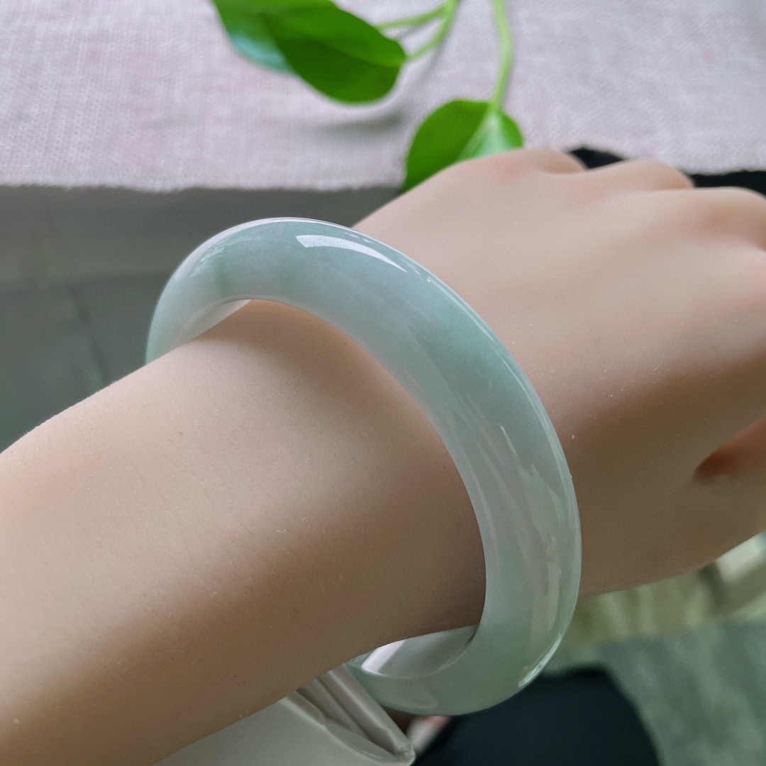 60.4/12.7/9.2，淡绿底正圈，大圈口，绿意只悄悄漫出薄薄的凉意。棉线