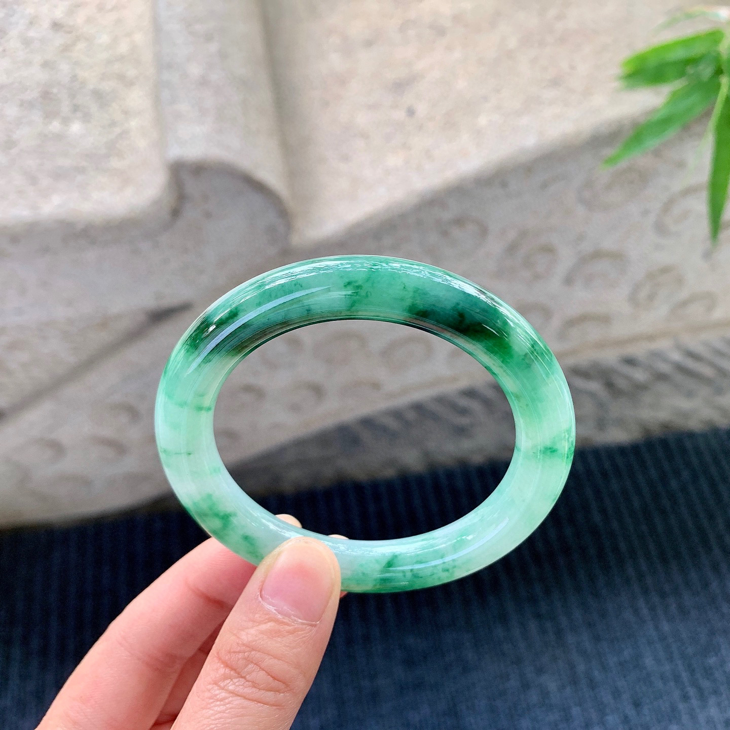 圆条52 53
【圈口】53.7/9.6/10
【描述】飘辣绿，水润，种老，细腻，无纹裂！