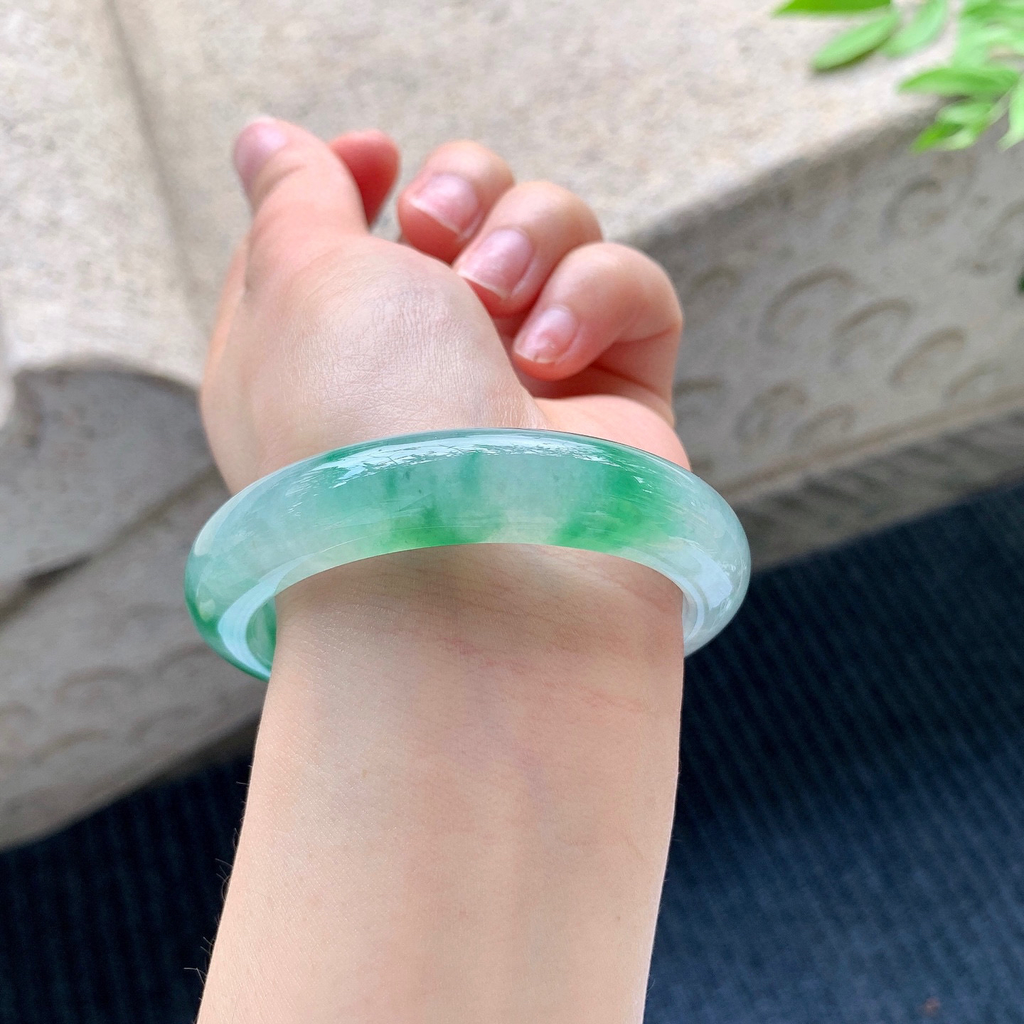 正圈54 55
【圈口】54.7/12.5/8.5
【描述】冰飘绿，水润，种老，细腻，无裂纹！