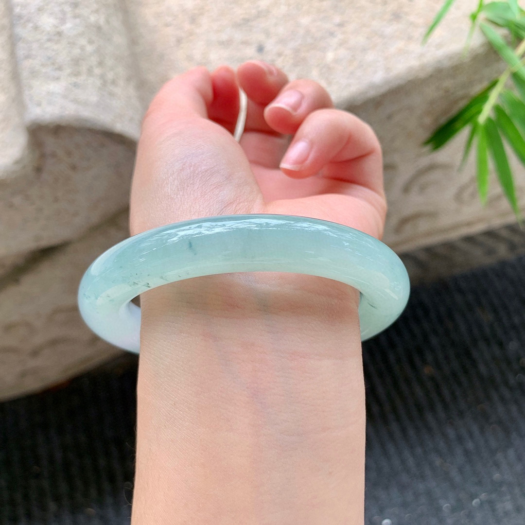 圆条58 59
【圈口】59.2/11.6/11.8
【描述】冰飘花，水润，种老，细腻，无裂纹！