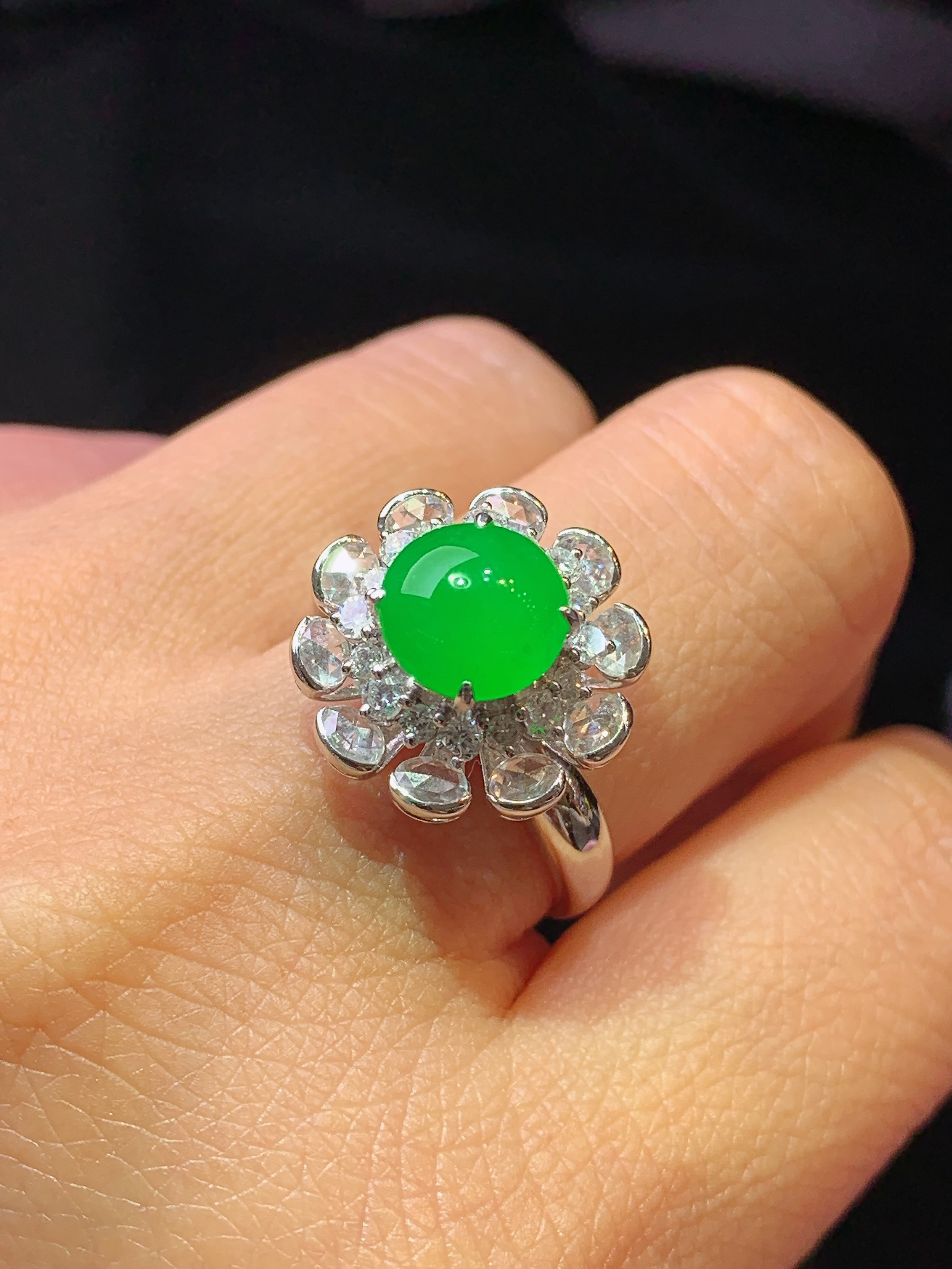 18k金钻镶嵌满绿蛋面戒指 玉质细腻 色泽艳丽清新 水润亮眼 圈口15 整体尺寸16.2*12c5