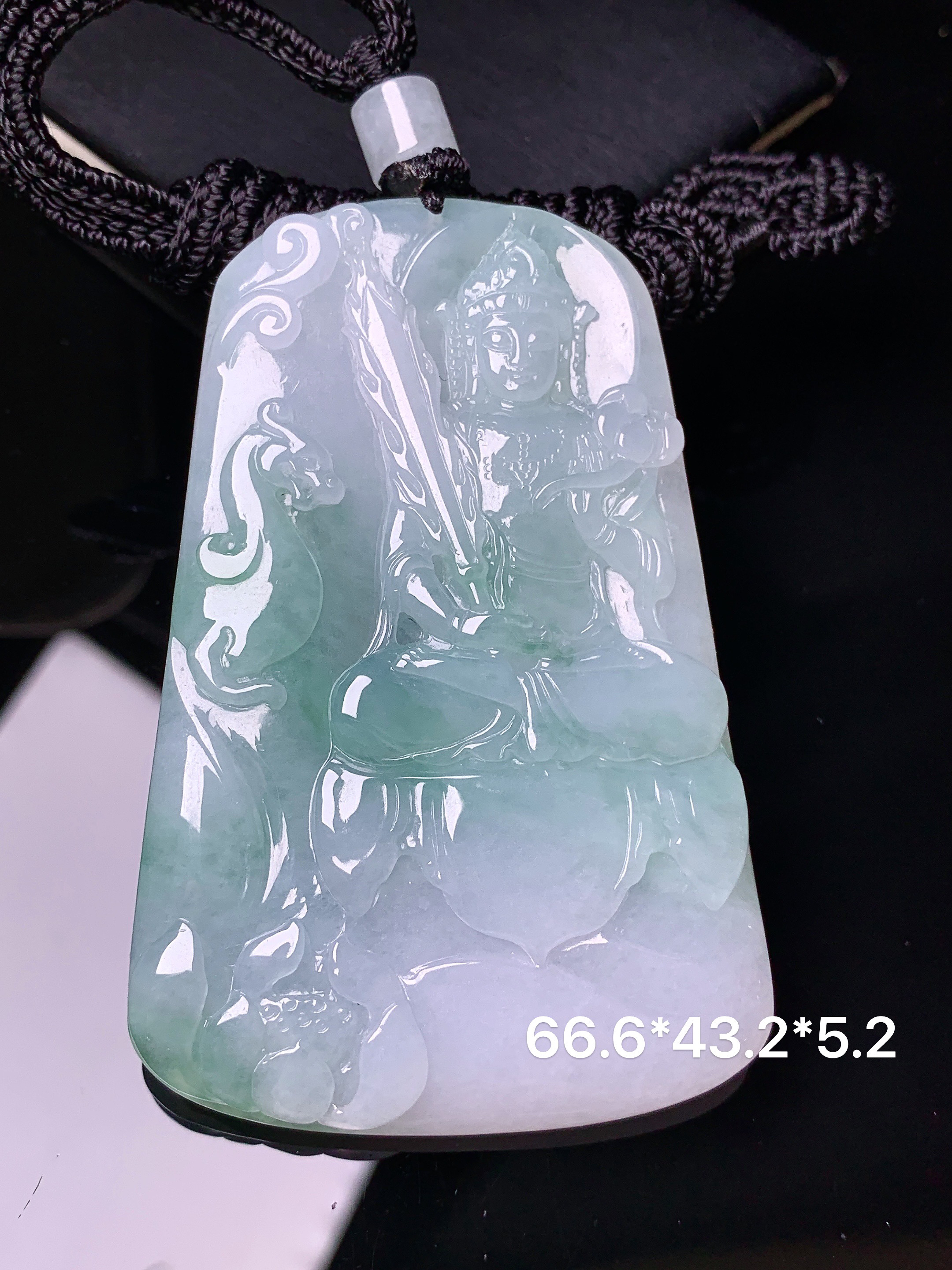 飘绿虚空斗法刺吊坠 玉质细腻 色泽艳丽清新 水润亮眼 整体尺寸66.6*43.2*5.2L1