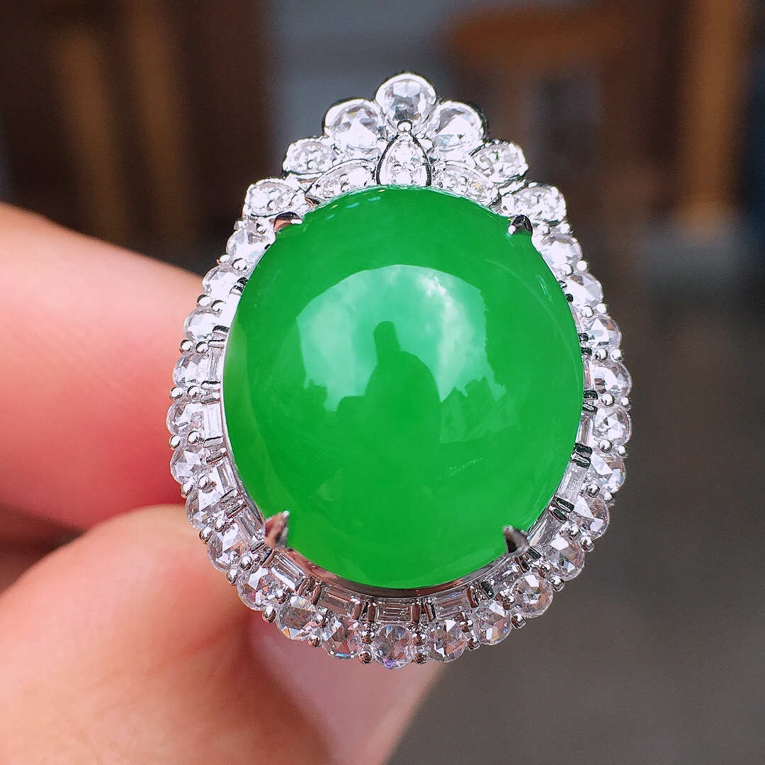 阳绿蛋面戒指/吊坠两用款，色泽均匀艳丽，玉质细腻，荧光感超
强，饱满圆润，尽显优雅气质，18k
金豪