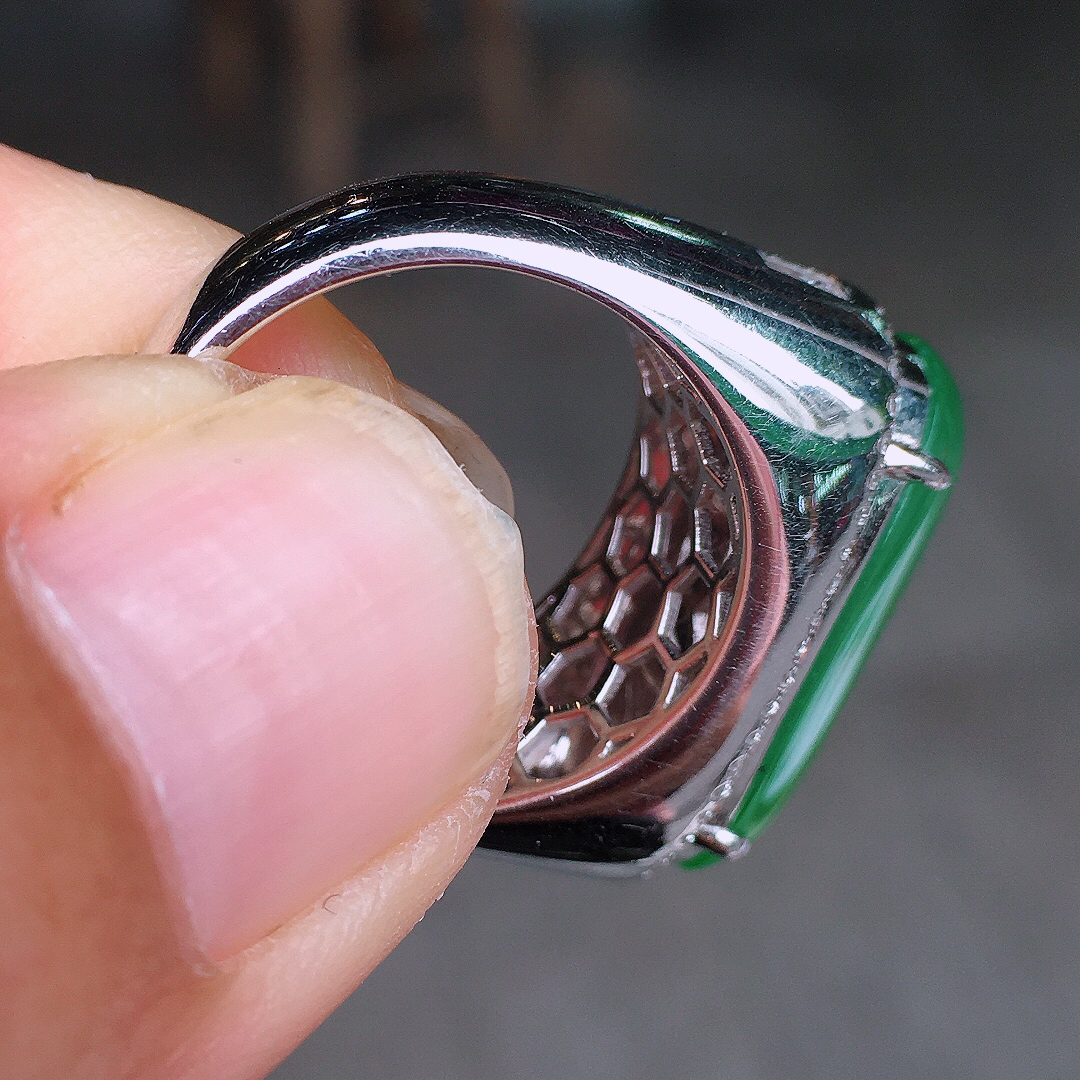 阳绿马鞍戒指，色泽艳丽，玉质细腻，荧光感超
强，饱满圆润，尽显优雅气质，18k
金豪华镶嵌