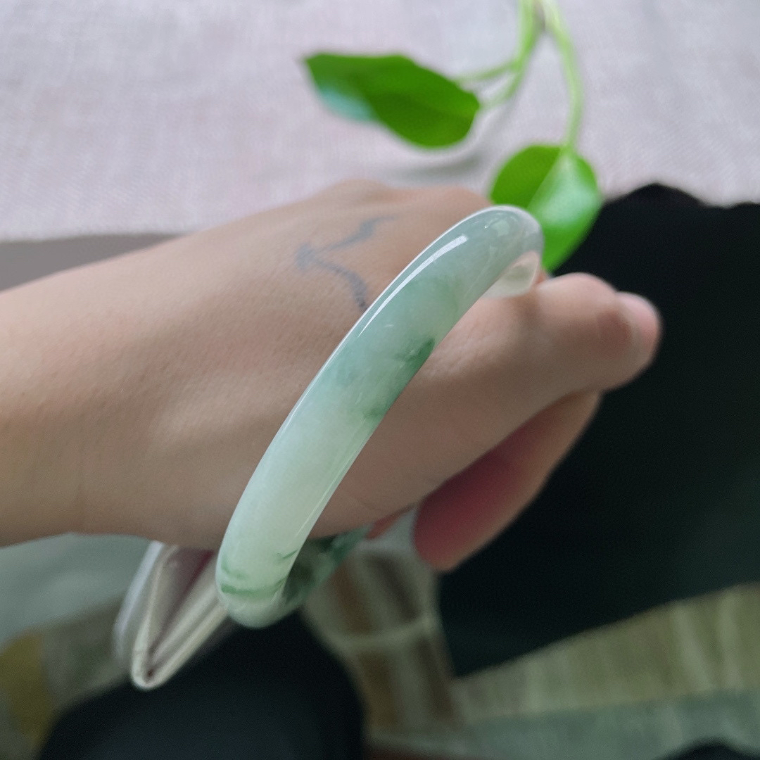 55.5/8.6，飘花圆条，花影摇曳，不是开在枝头，是开在玉的骨血里。水头好，种老