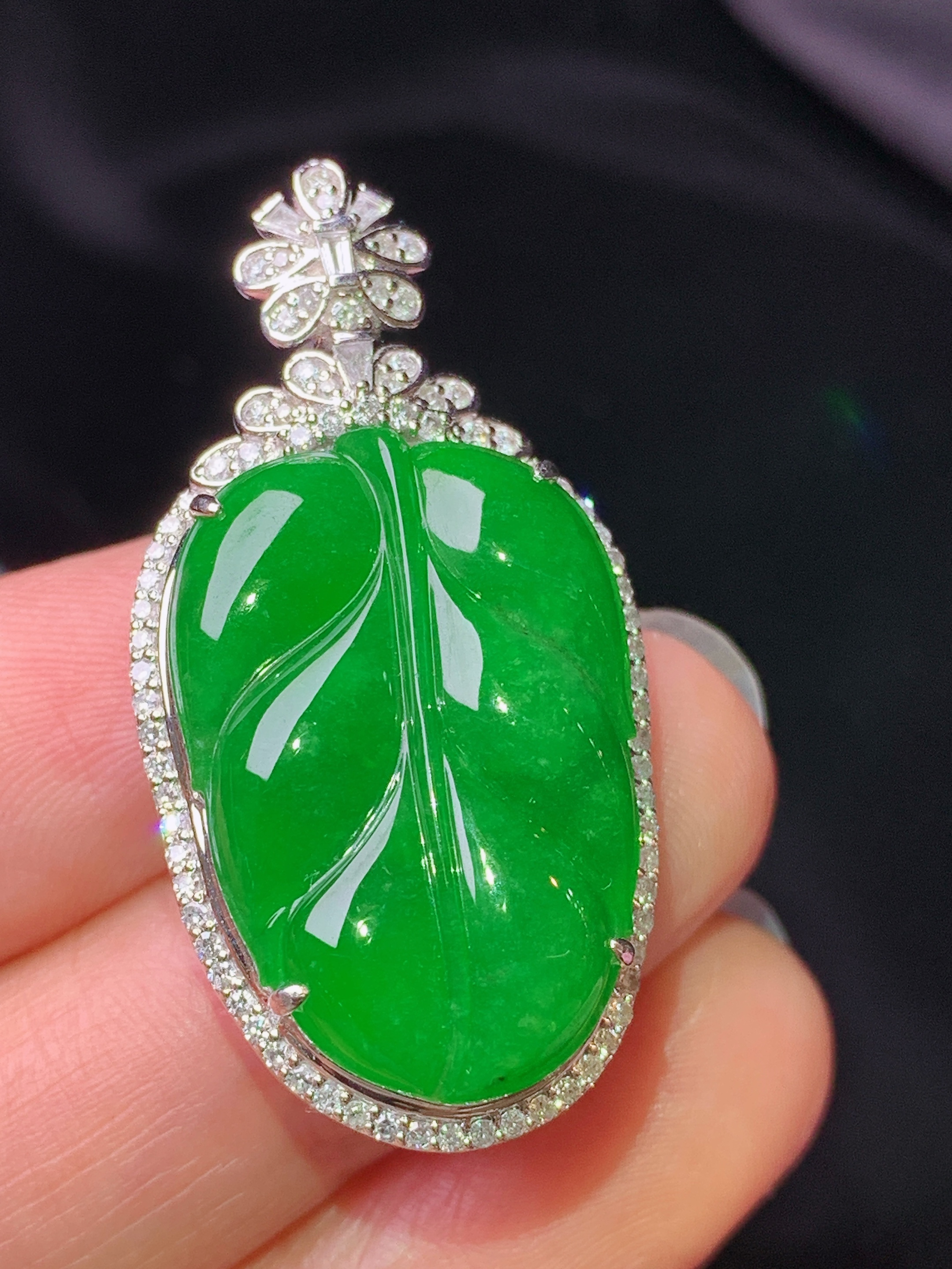 18k金钻镶嵌满绿树叶吊坠 玉质细腻 色泽艳丽清新 水润亮眼 整体尺寸37.2*19*11L2