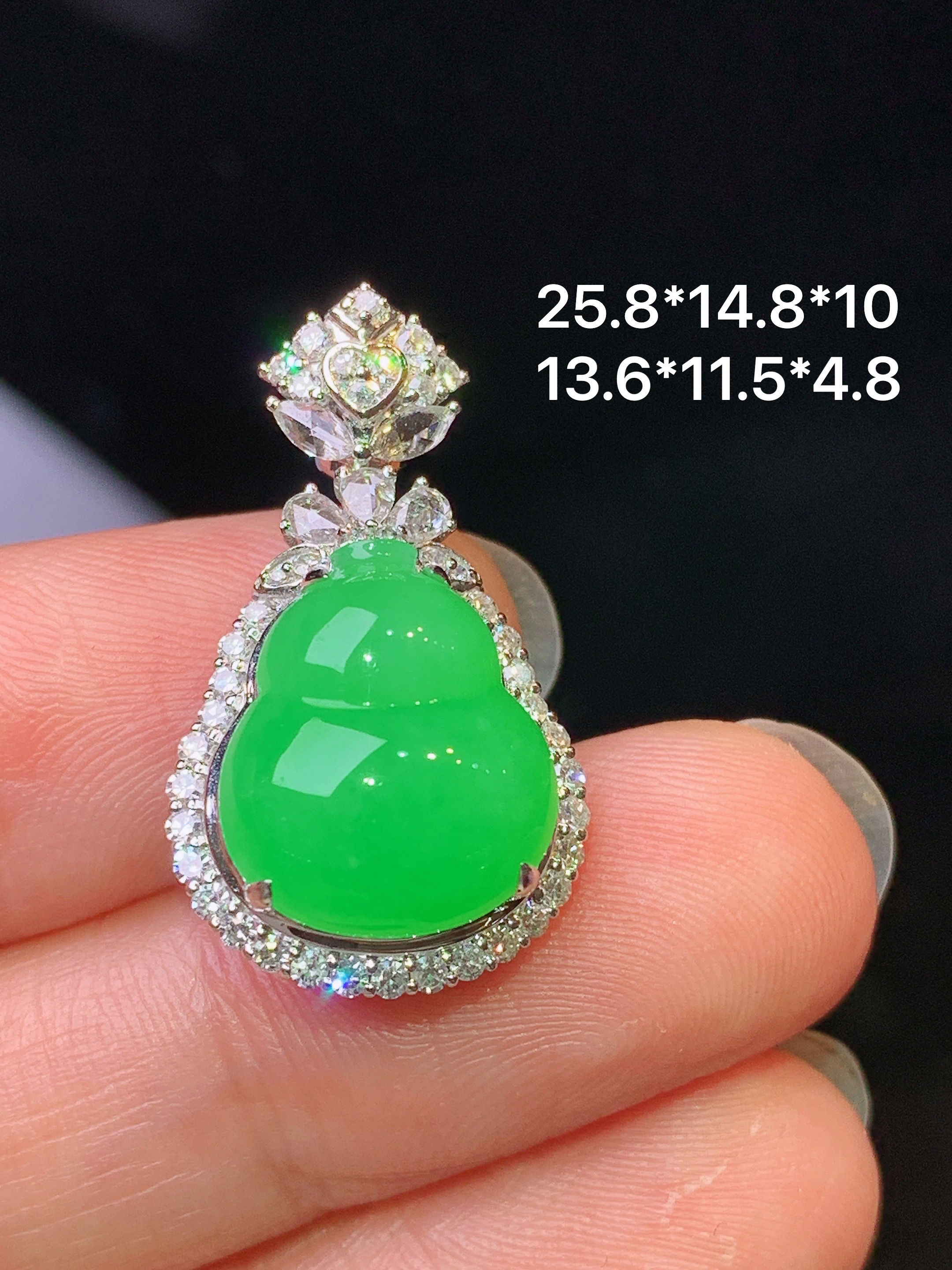 18k金钻镶嵌满绿葫芦吊坠 玉质细腻 色泽艳丽清新 水润亮眼 整体尺寸25.8*14.8*10h1