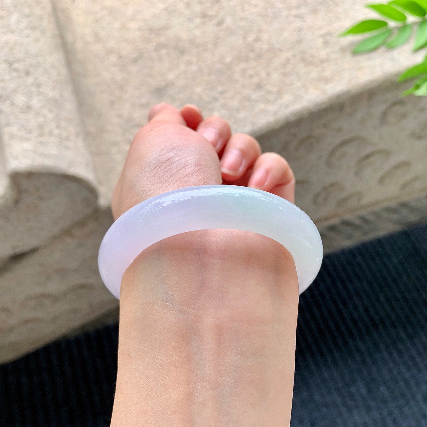 正圈50 51
【圈口】51/11/9
【描述】糯冰紫罗兰，水润，种老，细腻，无裂纹！