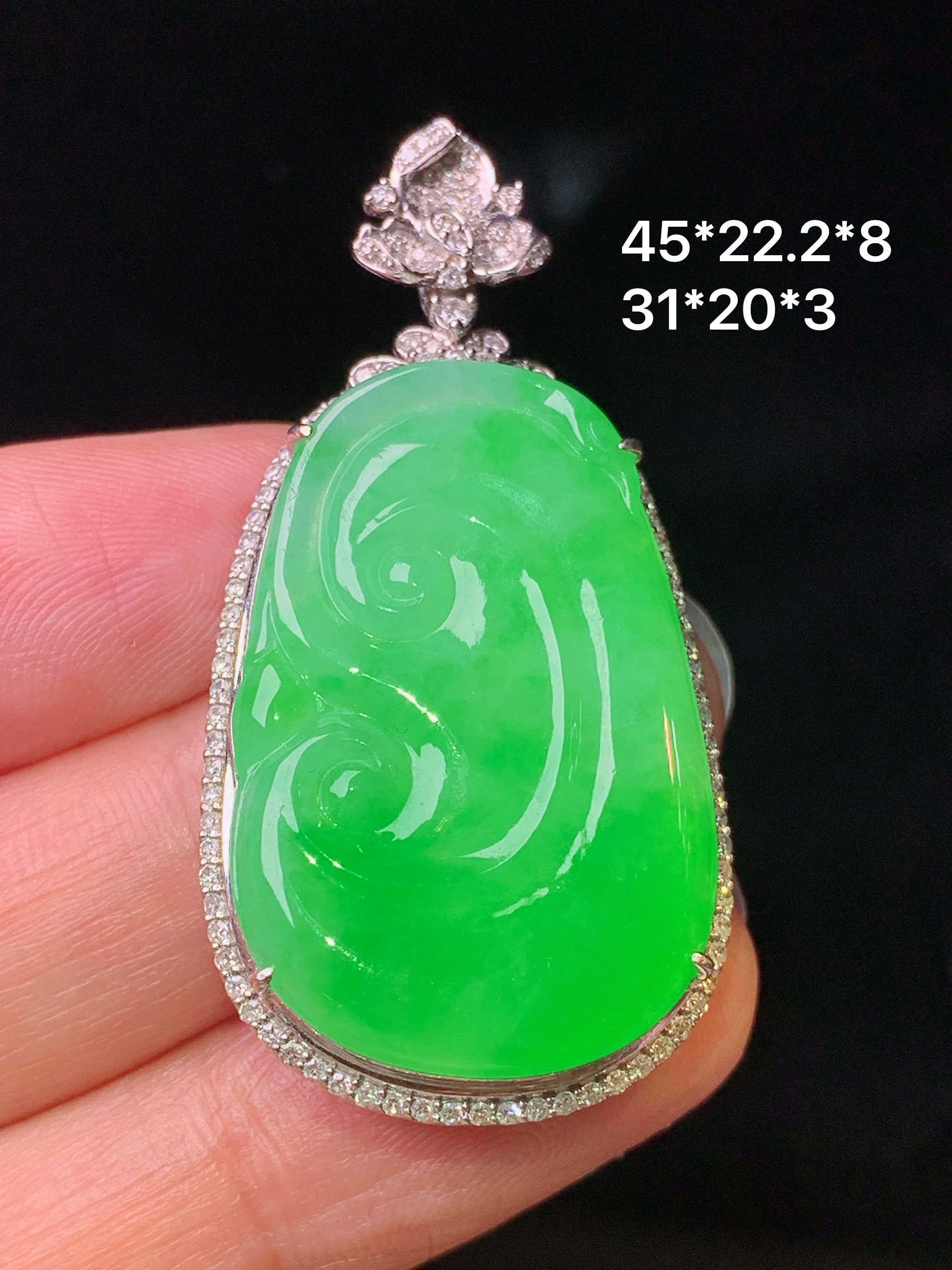 18k金钻镶嵌翠绿如意吊坠 玉质细腻 色泽艳丽清新 水润亮眼 整体尺寸45*22.2*8f1