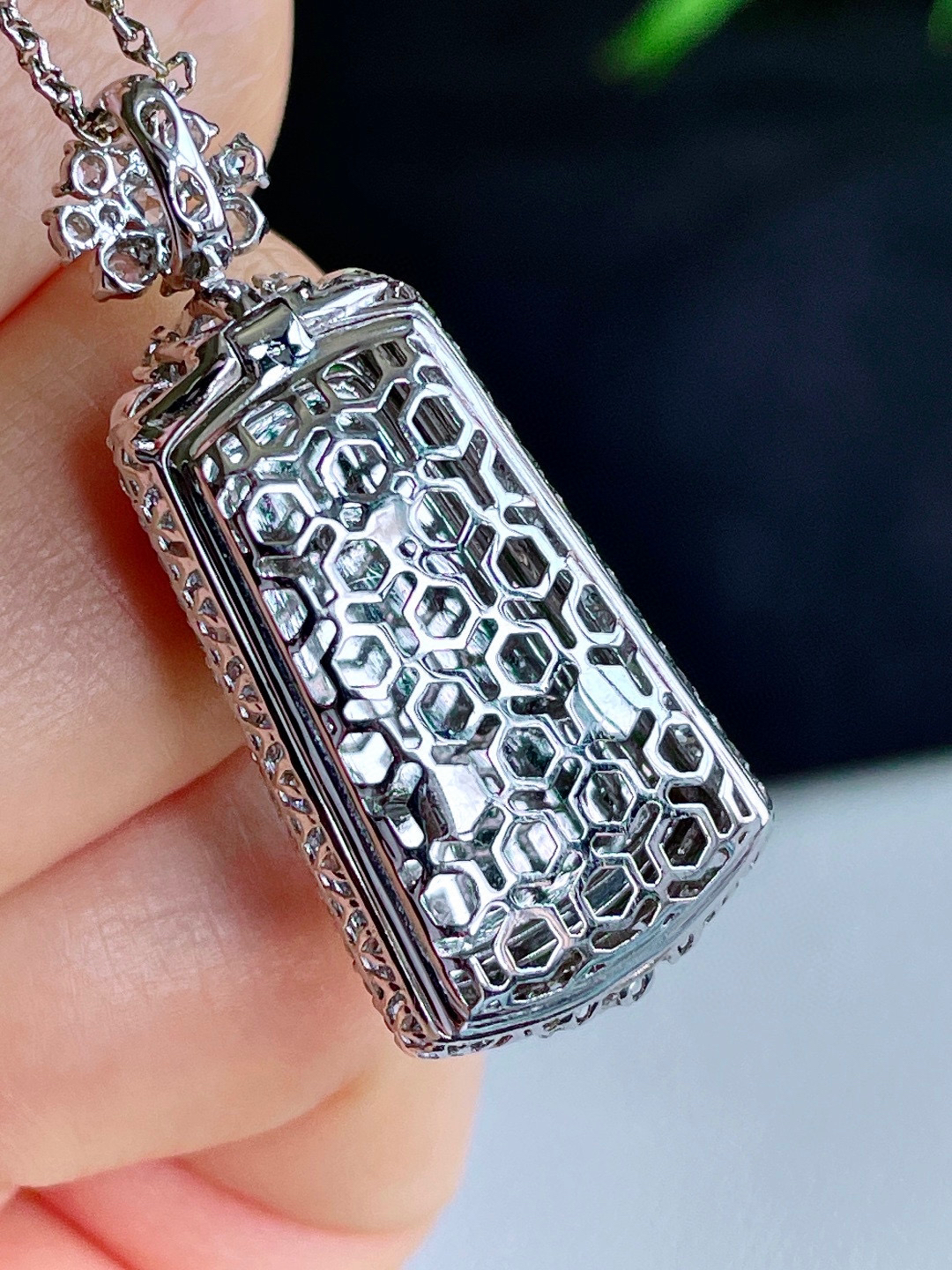 【镶嵌】冰阳绿无事牌吊坠  
【说明】18k金镶嵌 性价比高  
【整体】37.5-16.2-10.3
【裸石】23.6-12.6-3