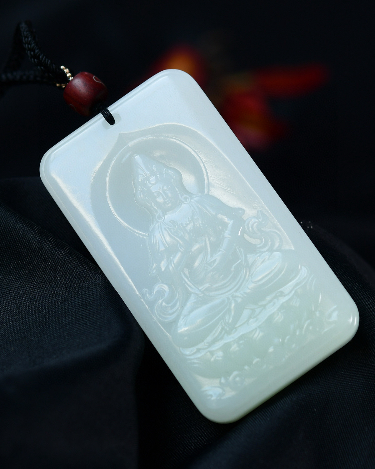 和田玉羊脂玉三色观音玉牌 ，一念心清净，处处莲花开，笑至莲花处，观音不染尘。线条婉转流顺，姿态自在，