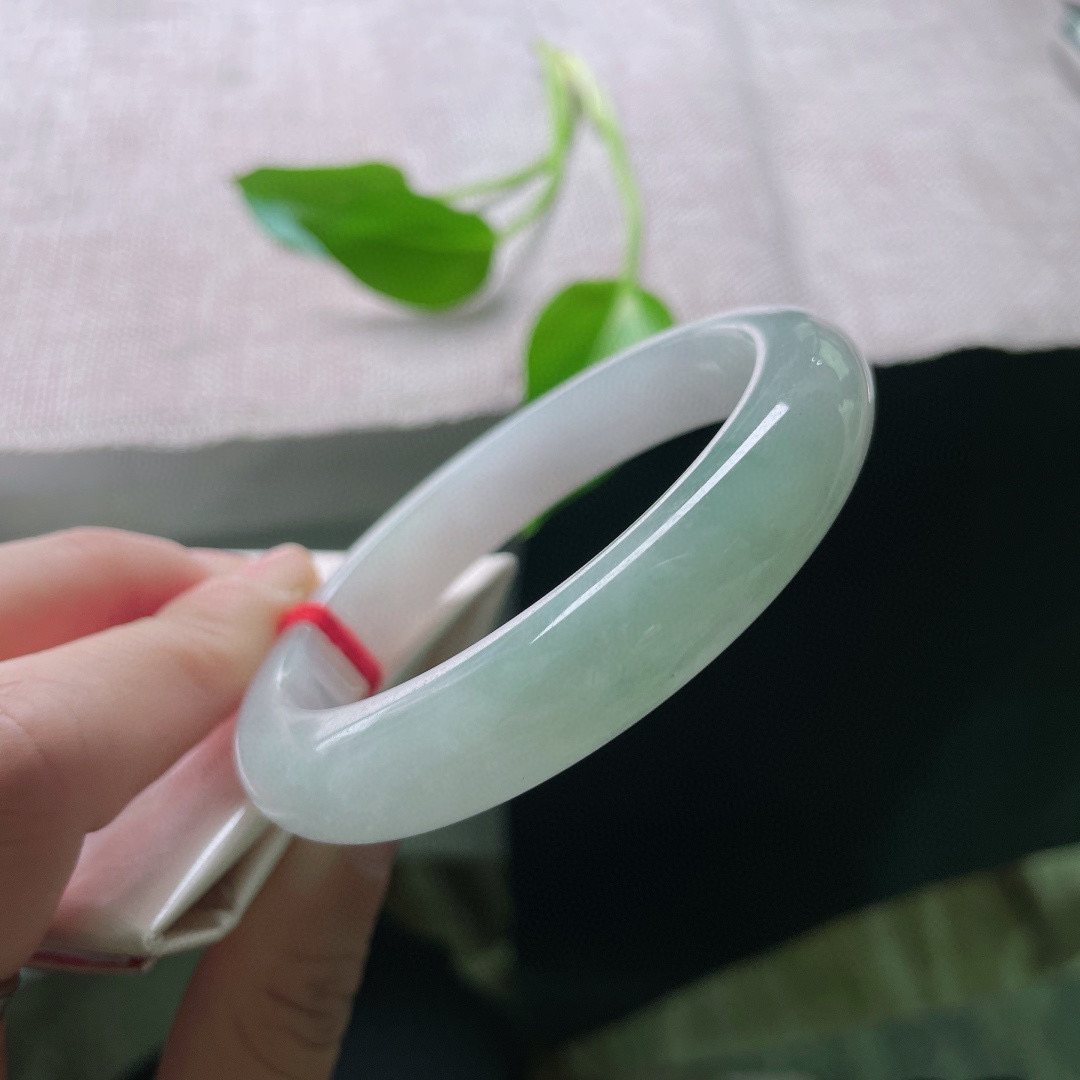 57.5/11.8/8.1，淡绿底正圈，水润细腻，底色是初春的讯号，一切温柔正在发芽。无纹裂