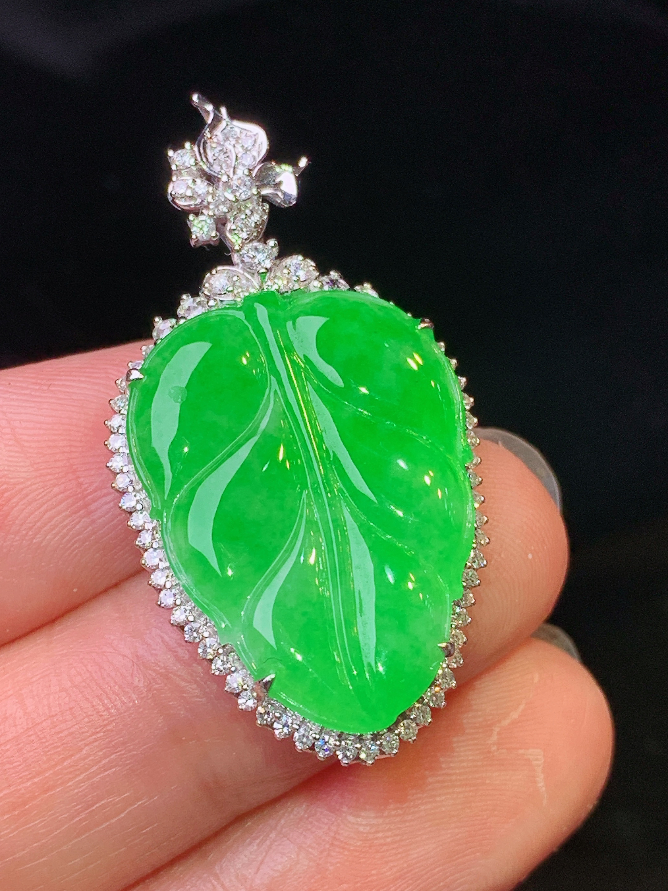 18k金钻镶嵌翠绿树叶吊坠 玉质细腻 色泽艳丽清新 水润亮眼 整体尺寸37.6*19.6*7m2