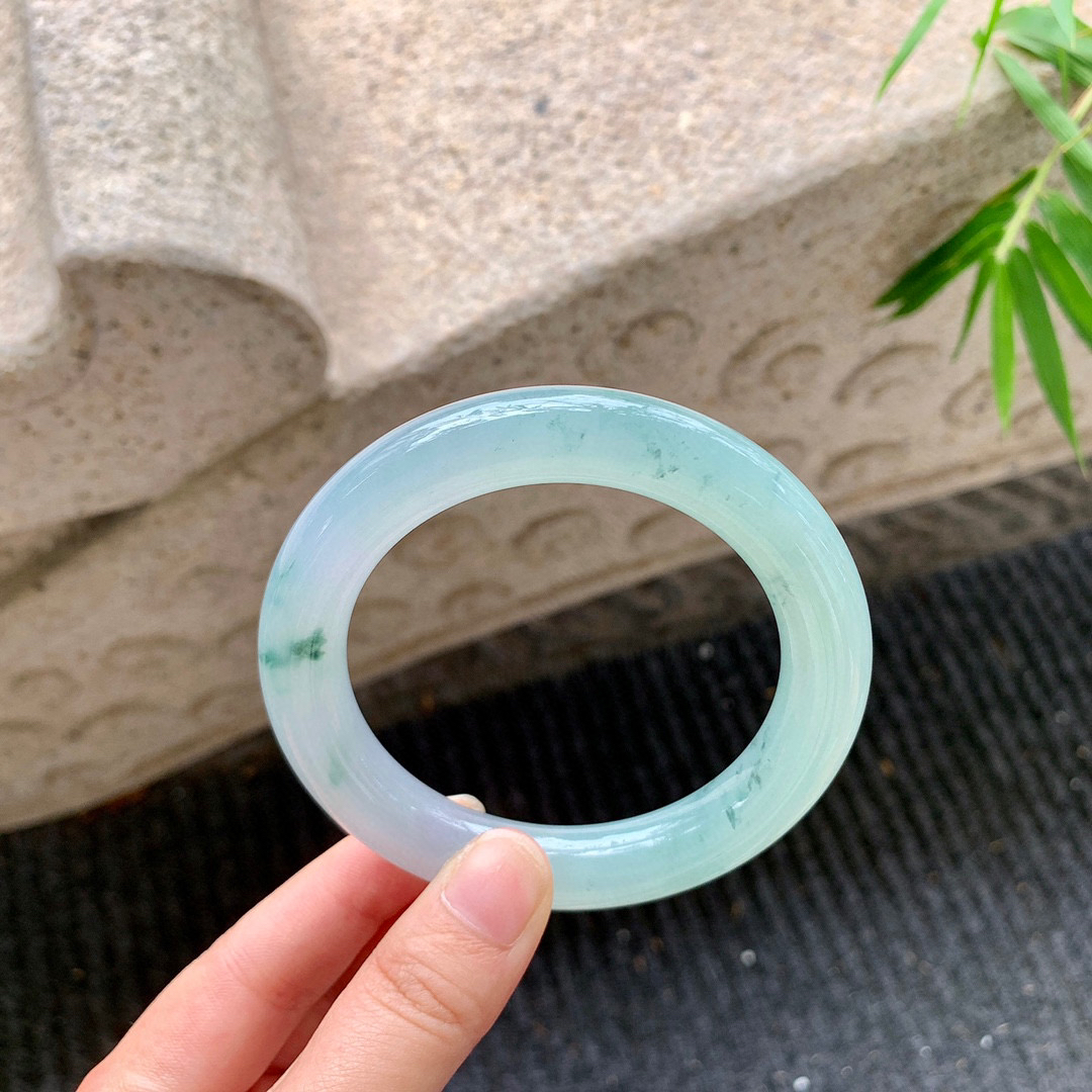 圆条58 59
【圈口】59.2/11.6/11.8
【描述】冰飘花，水润，种老，细腻，无裂纹！