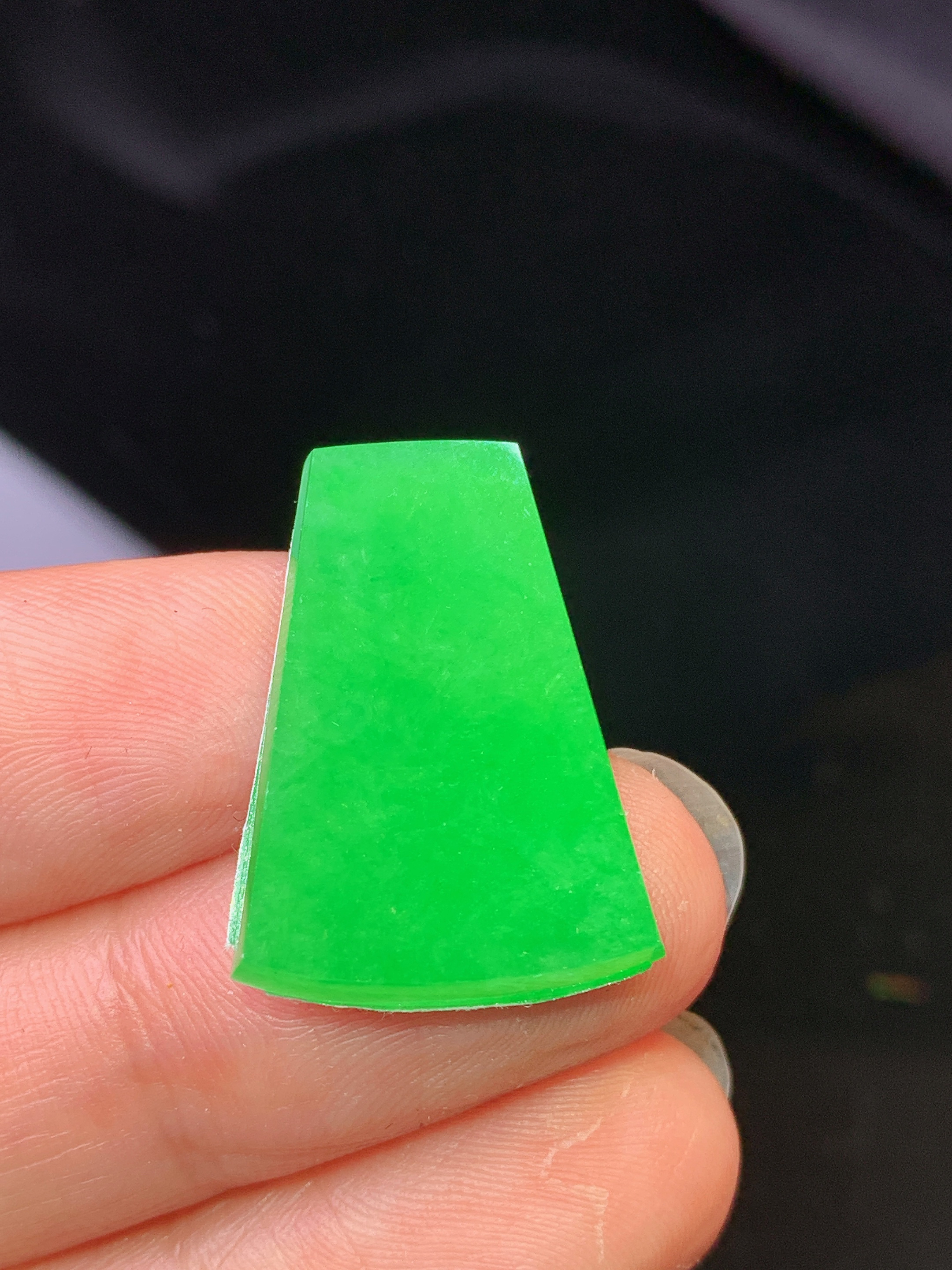 镶嵌款 翠绿无事牌吊坠 玉质细腻 色泽艳丽清新 水润亮眼 整体尺寸23*16.8*2.8m2