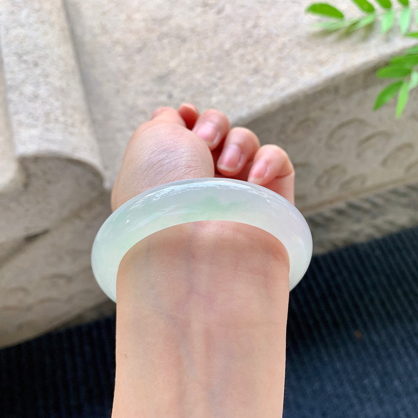 正圈52 53
【圈口】53.2/12.4/8.4
【描述】糯冰冰糖雪梨，水润，种老，细腻，无裂纹！