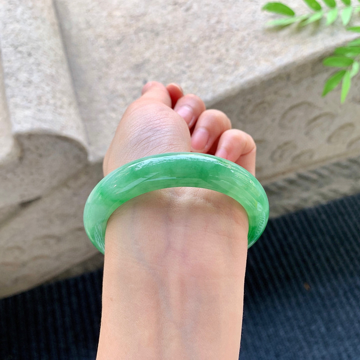 正圈53 54
【圈口】54.2/11.9/8.5
【描述】飘绿，水润，种老，细腻，无裂纹！