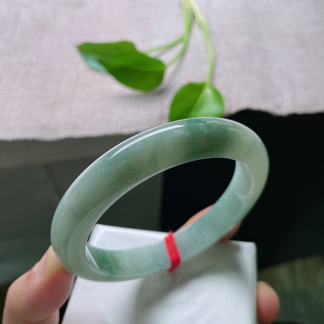 59.7/11.7/8.6，飘花正圈，底子温润细腻，是山岚误入水间，是春雪舍不得融化。皮纹