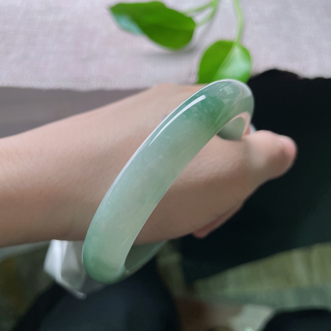 59.7/11.7/8.6，飘花正圈，底子温润细腻，是山岚误入水间，是春雪舍不得融化。皮纹