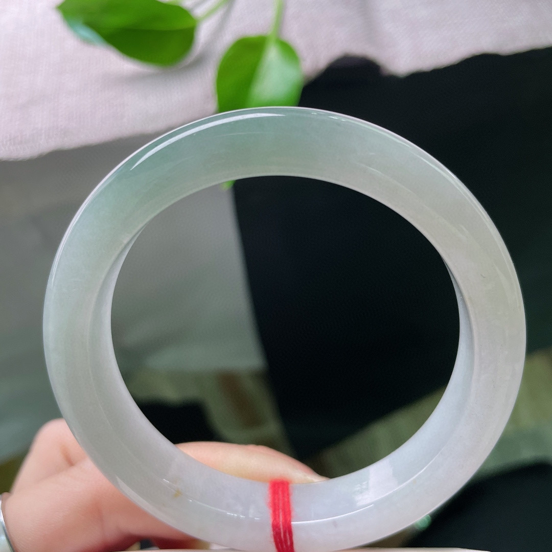 57.5/11.8/8.1，淡绿底正圈，水润细腻，底色是初春的讯号，一切温柔正在发芽。无纹裂