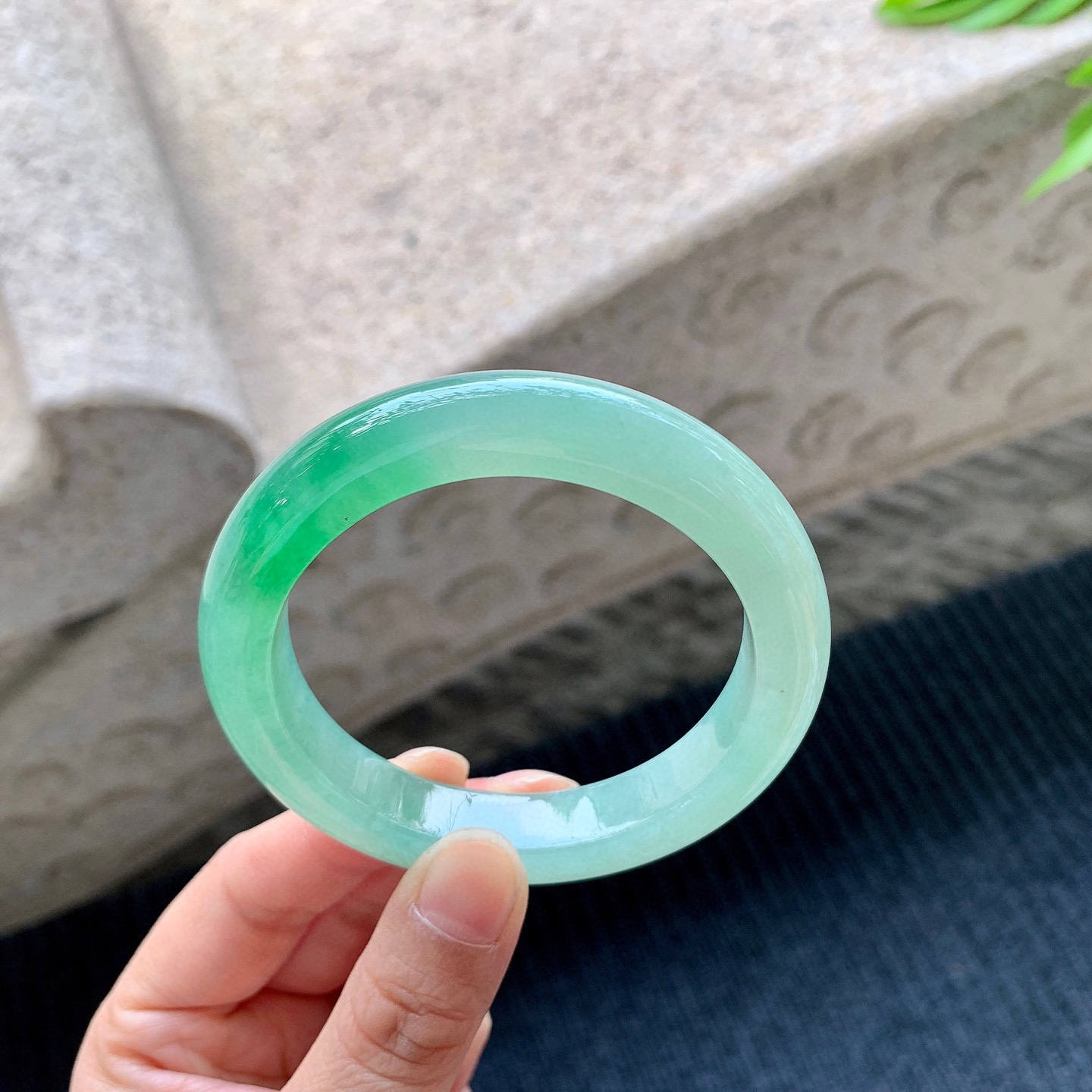 正圈54 55
【圈口】54.7/11.3/9.2
【描述】冰飘阳绿，水润，种老，细腻，无纹裂！