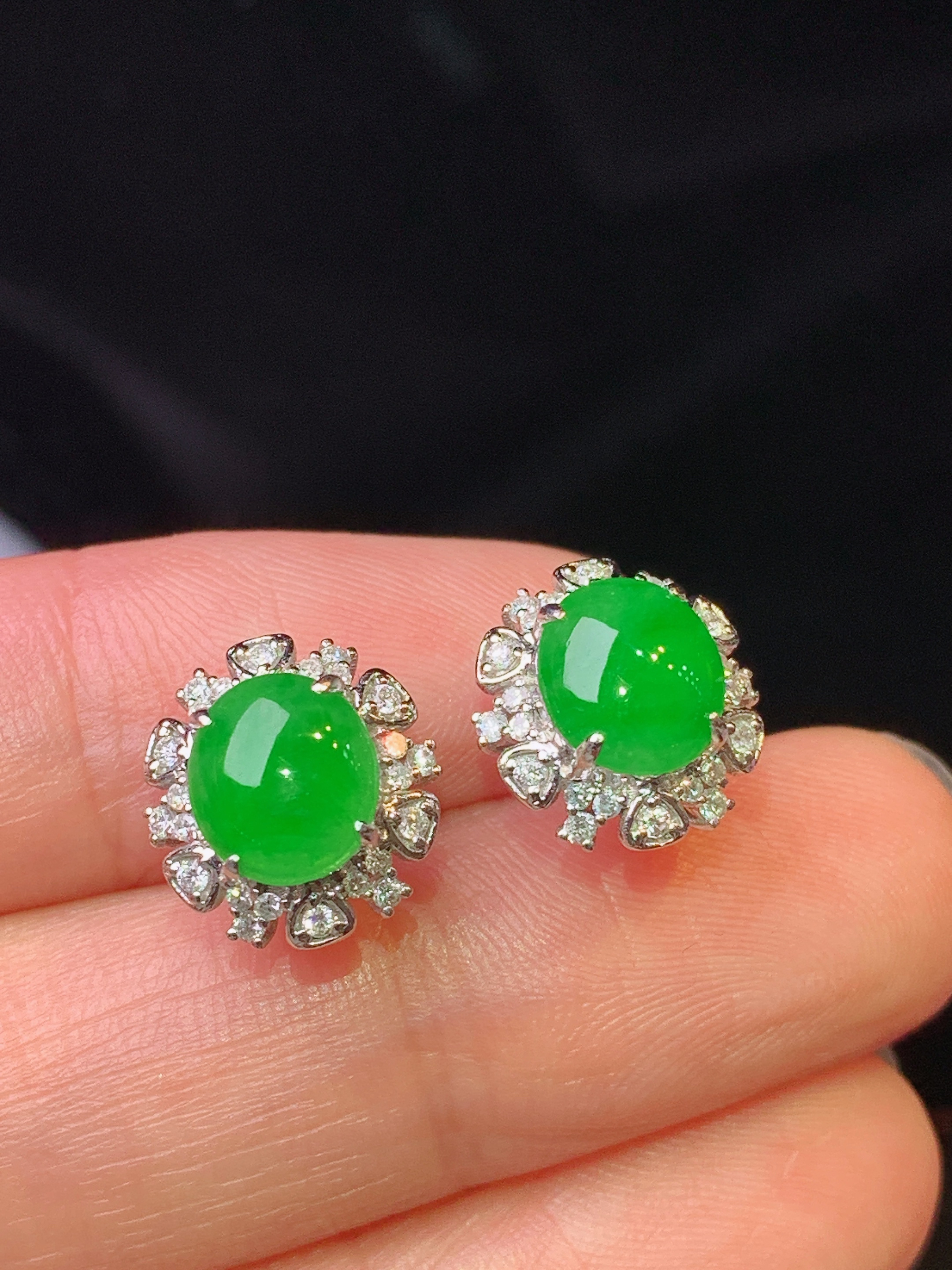 18k金钻镶嵌满绿蛋面耳钉  玉质细腻 色泽艳丽清新 水润亮眼 整体尺寸11.3*10.6*7L2