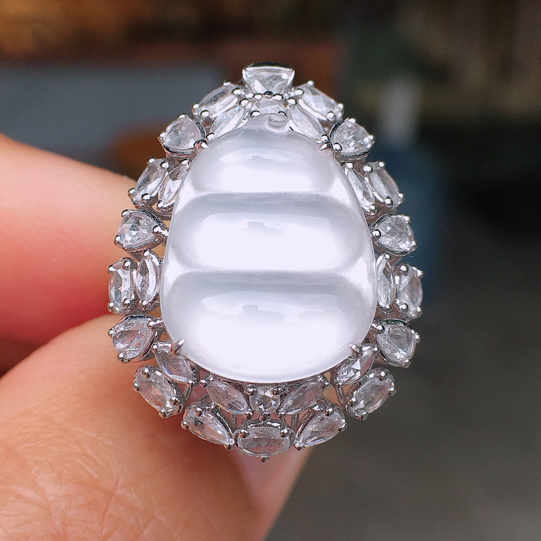 冰种福豆戒指/吊坠两用款，玉质细腻，荧光感超
强，饱满圆润，尽显优雅气质，18k
金豪华镶嵌