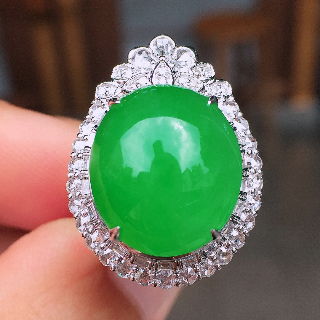 阳绿蛋面戒指/吊坠两用款，色泽均匀艳丽，玉质细腻，荧光感超
强，饱满圆润，尽显优雅气质，18k
金豪华镶嵌