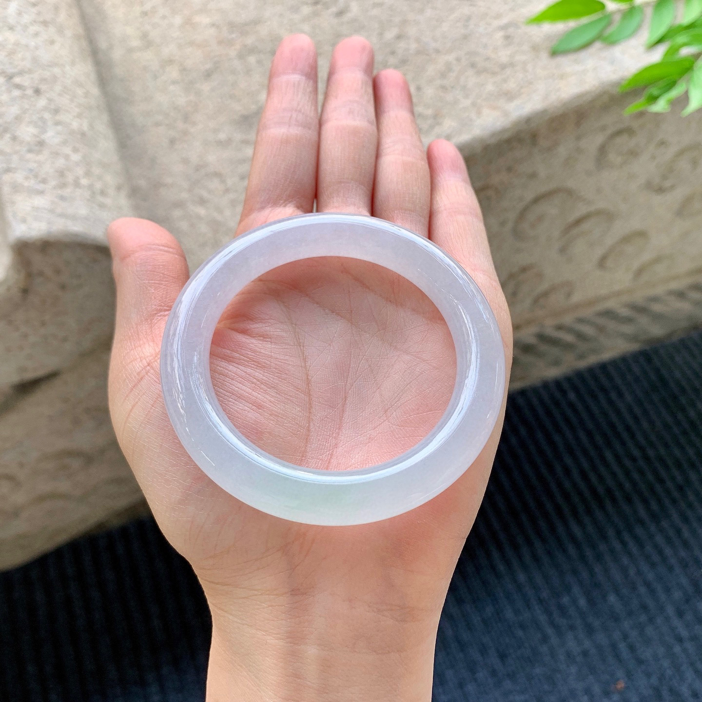 圆条51 52
【圈口】52/9.5/10
【描述】冰糯飘绿，水润，种老，细腻，无纹裂！