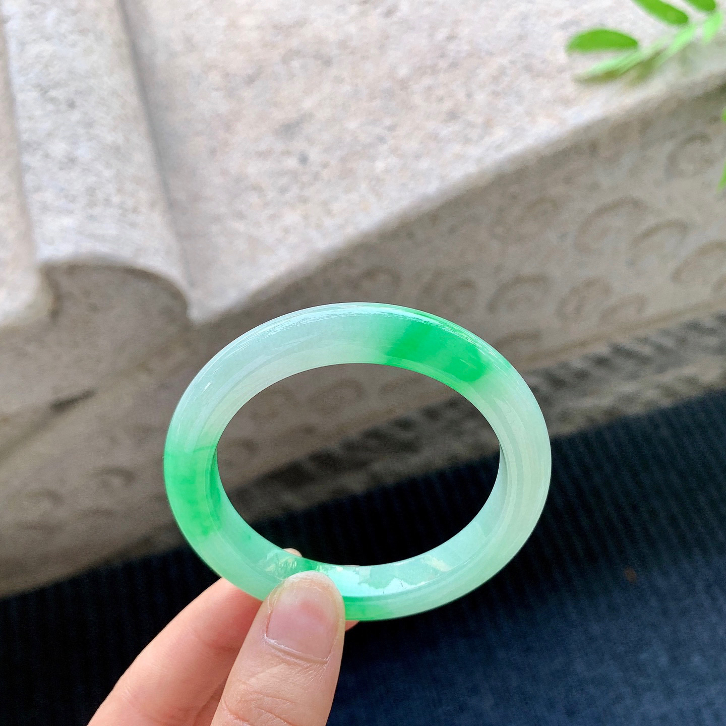 正圈50 51
【圈口】50.5/9/8.4
【描述】飘阳绿，水润，种老，细腻，无裂纹！