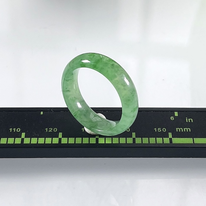 缅甸天然翡翠A货，15号圈口冰种起光起胶飘绿阳绿指环戒指，尺寸：圈口内径17.3mm=15号，宽厚5