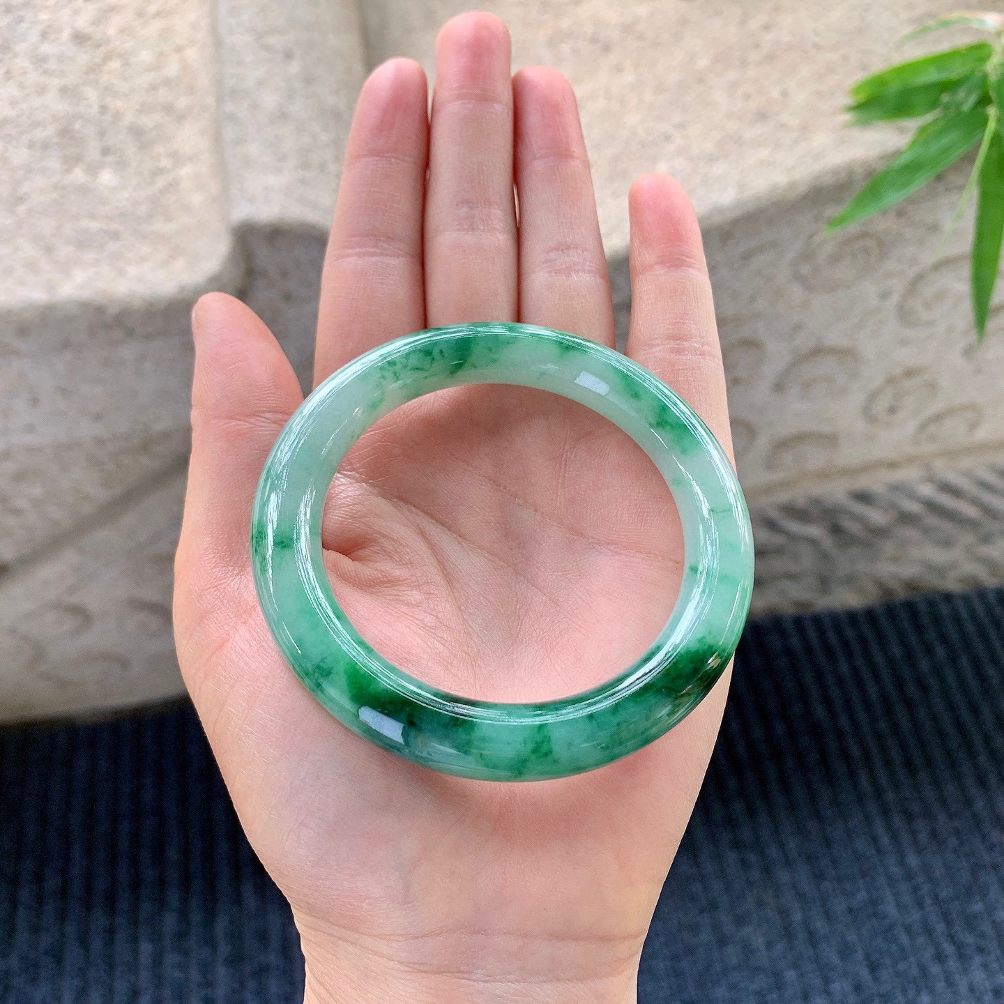 圆条52 53
【圈口】53.7/9.6/10
【描述】飘辣绿，水润，种老，细腻，无纹裂！