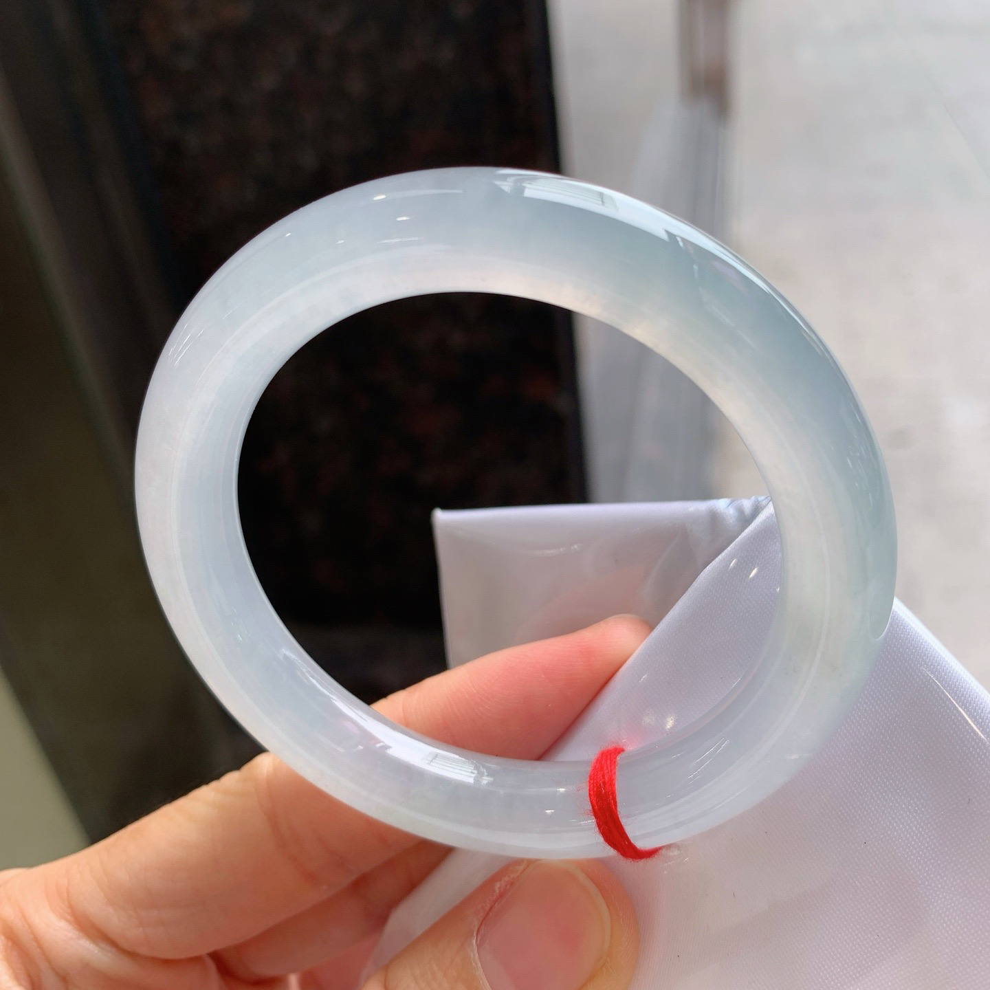 圆条冰镯 有条棉线 尺寸：54.8/10.1/9.5  起荧光