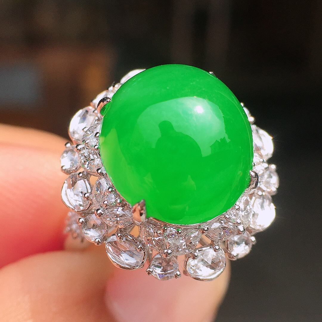 阳绿蛋面戒指，色泽均匀艳丽，玉质细腻，荧光感超
强，饱满圆润，尽显优雅气质，18k
金豪华镶嵌