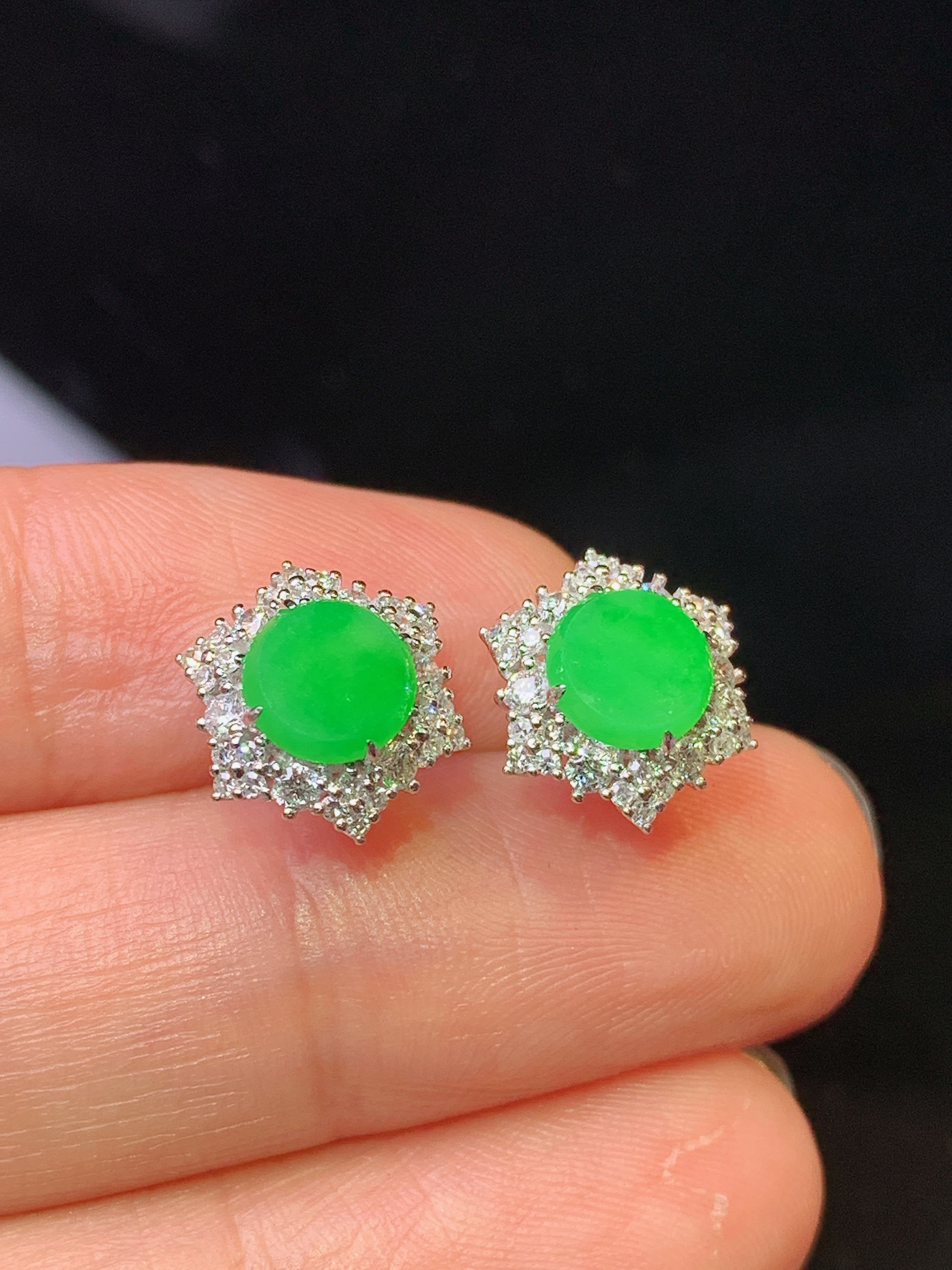 18k金钻镶嵌满绿圆牌耳钉 玉质细腻 色泽艳丽清新 水润亮眼 整体尺寸11*5.2h1