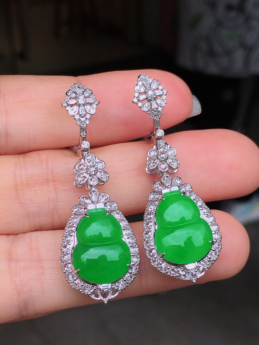 阳绿葫芦耳坠，色泽均匀艳丽，玉质细腻，荧光感超
强，饱满圆润，尽显优雅气质，18k
金豪华镶嵌