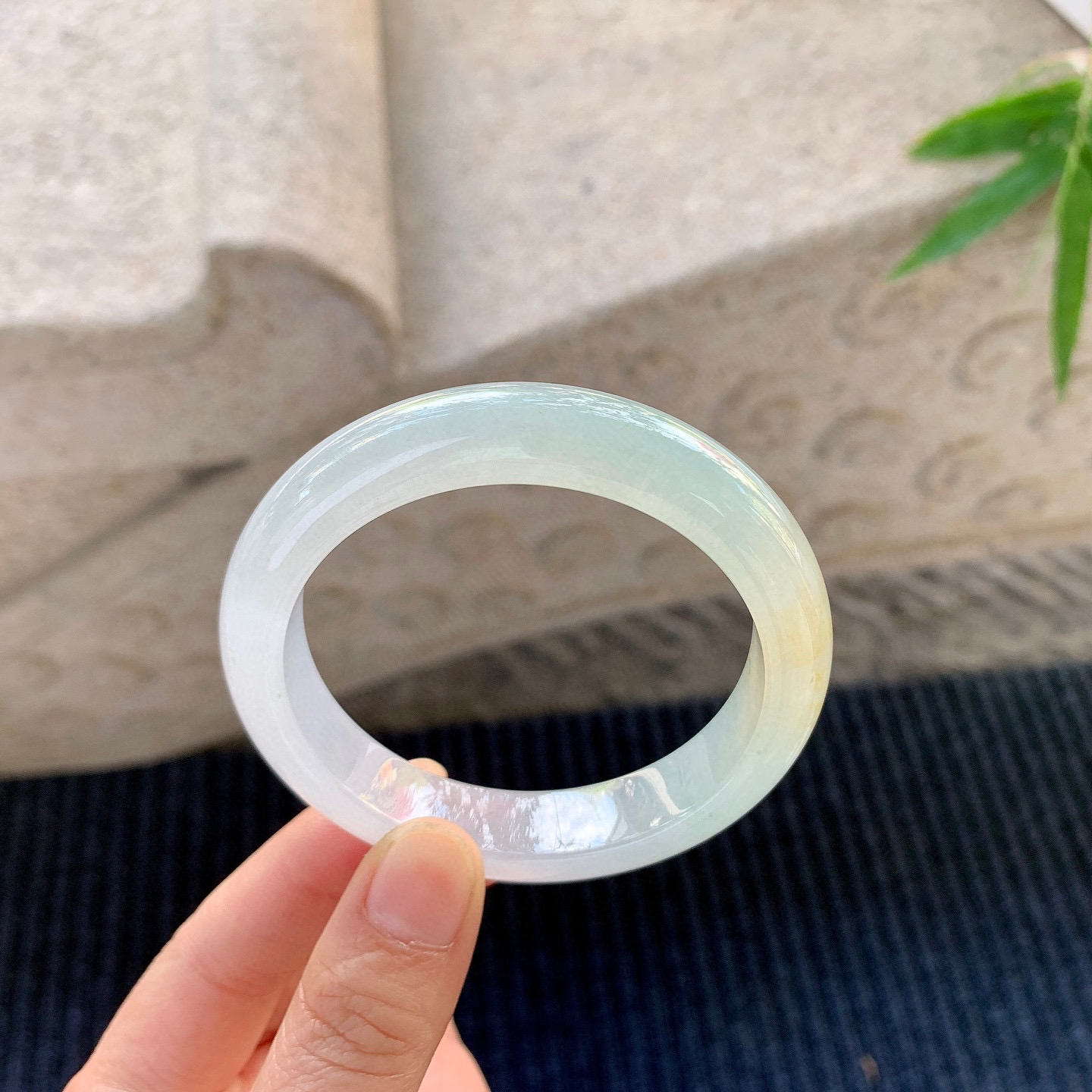 正圈55 56
【圈口】55.5/12/8.4
【描述】冰飘黄翡，水润，种老，细腻，无裂纹！