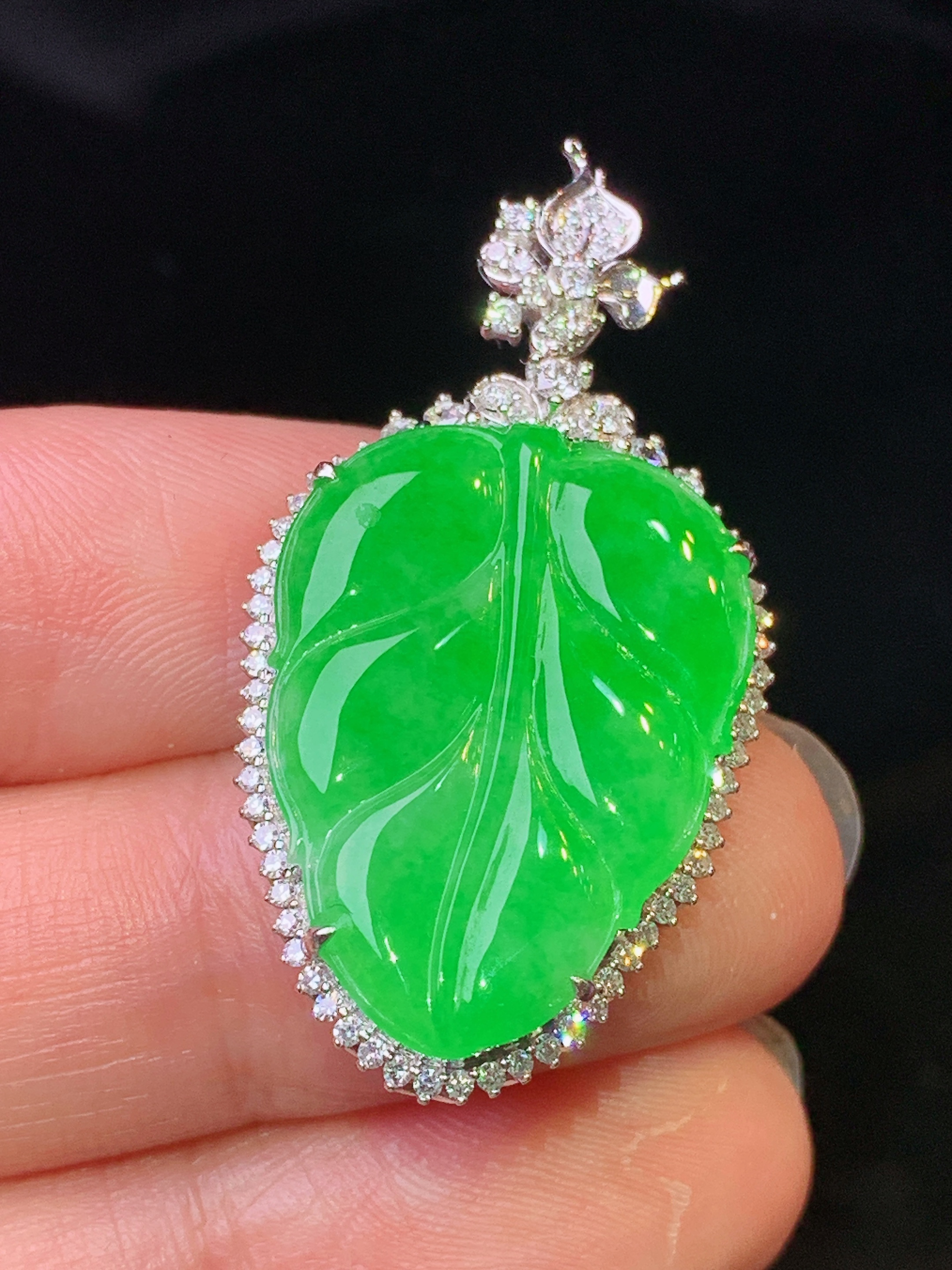 18k金钻镶嵌翠绿树叶吊坠 玉质细腻 色泽艳丽清新 水润亮眼 整体尺寸37.6*19.6*7m2