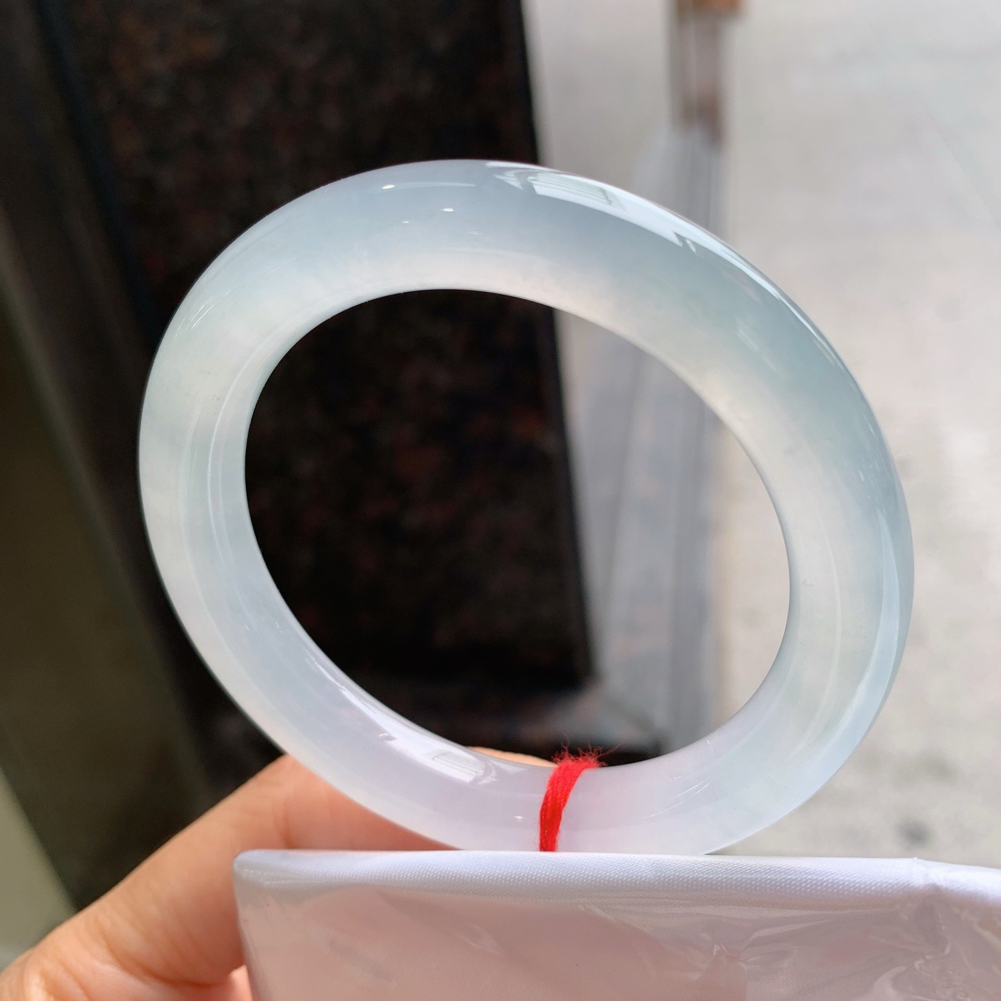 圆条冰镯 有条棉线 尺寸：54.8/10.1/9.5  起荧光