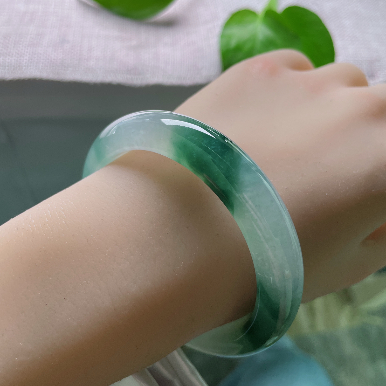 56/11.9/8.7冰飘花正圈，冰润细腻，晶莹剔透的底子里，勾勒出云雾缭绕的山峦，婉间风景