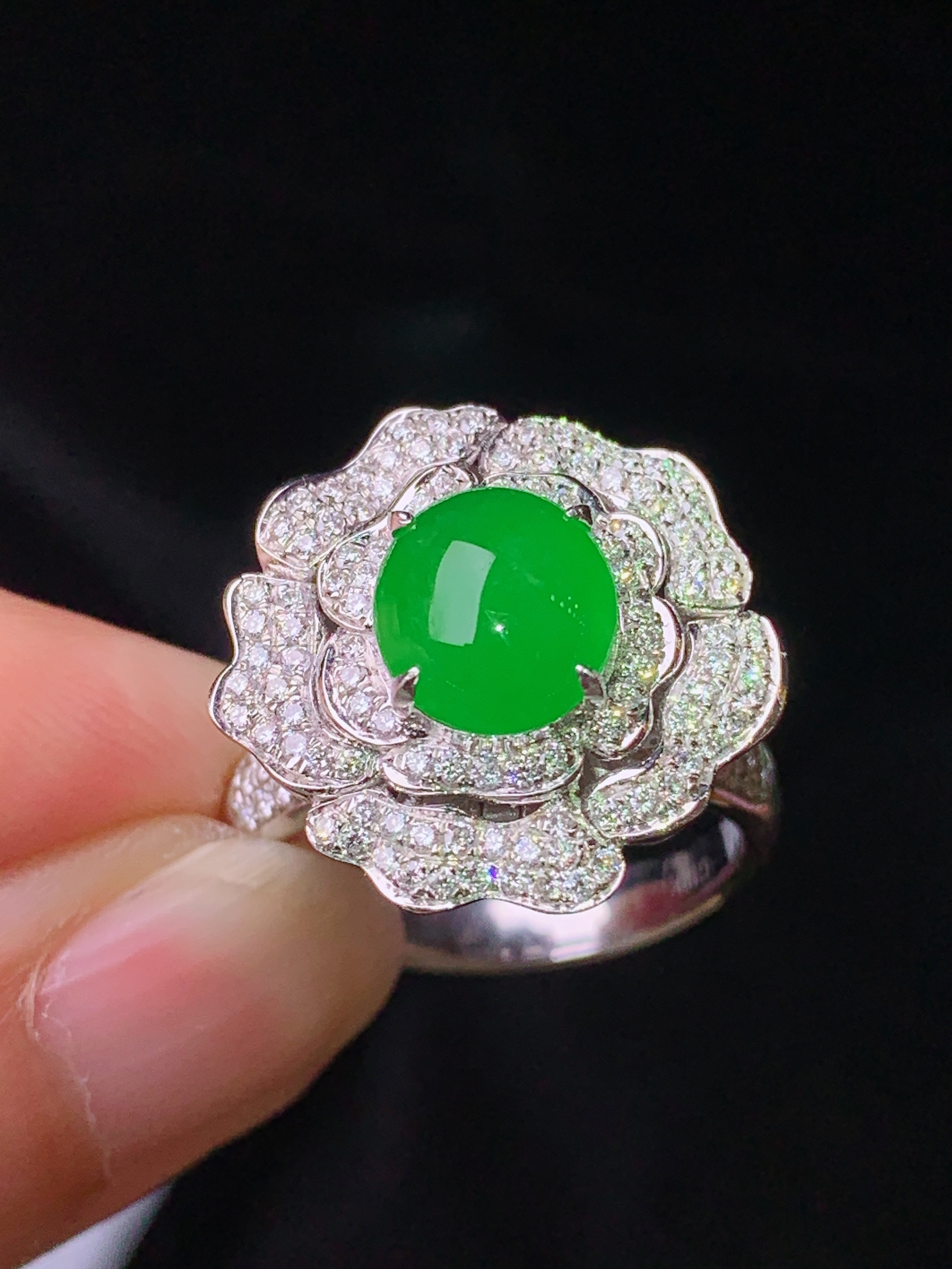 18k金钻镶嵌满绿蛋面戒指 玉质细腻 色泽艳丽清新 水润亮眼 圈口15 整体尺寸18.3*11.5d4  裸石8.8*7.5*4.8