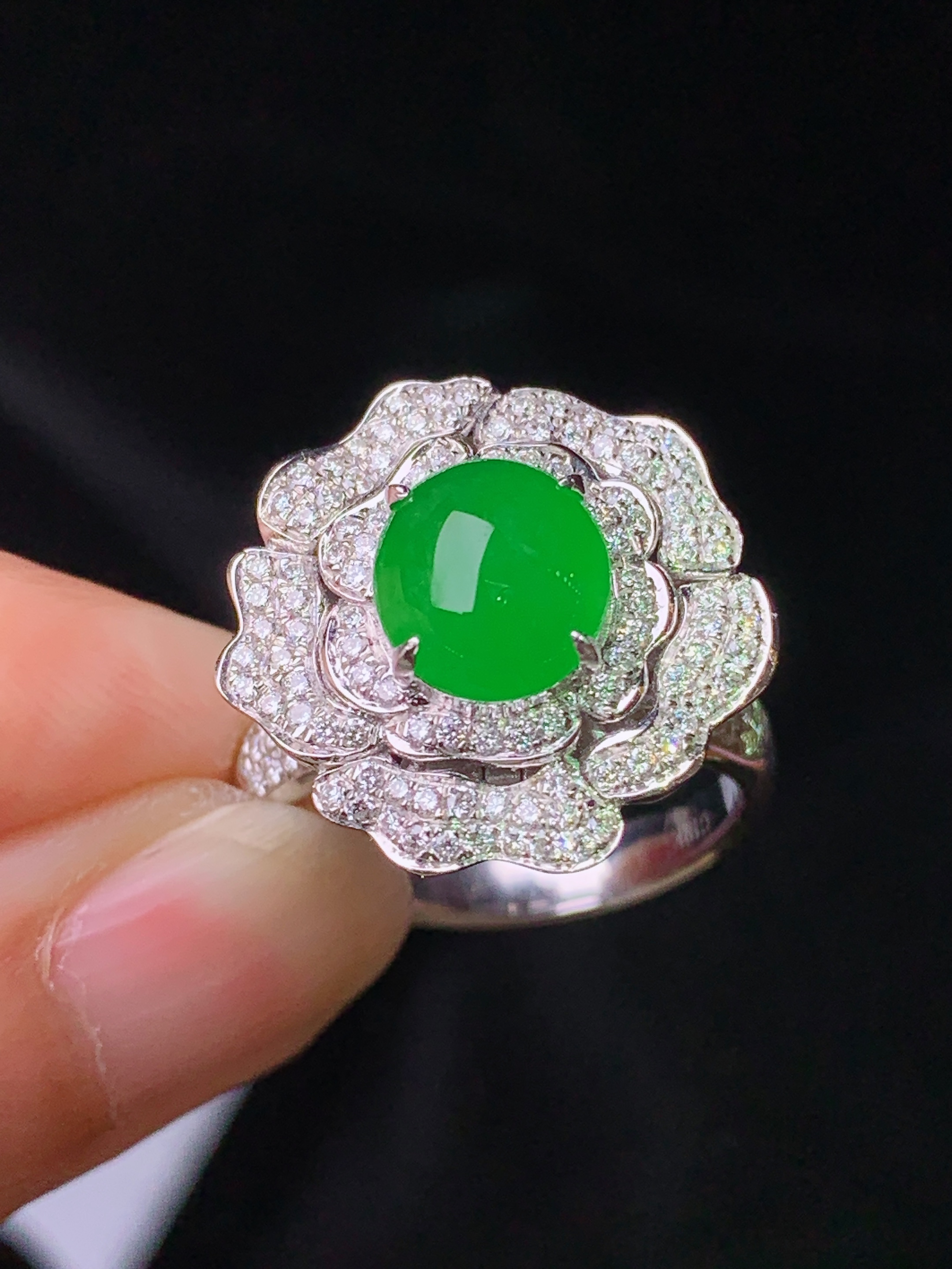 18k金钻镶嵌满绿蛋面戒指 玉质细腻 色泽艳丽清新 水润亮眼 圈口15 整体尺寸18.3*11.5d