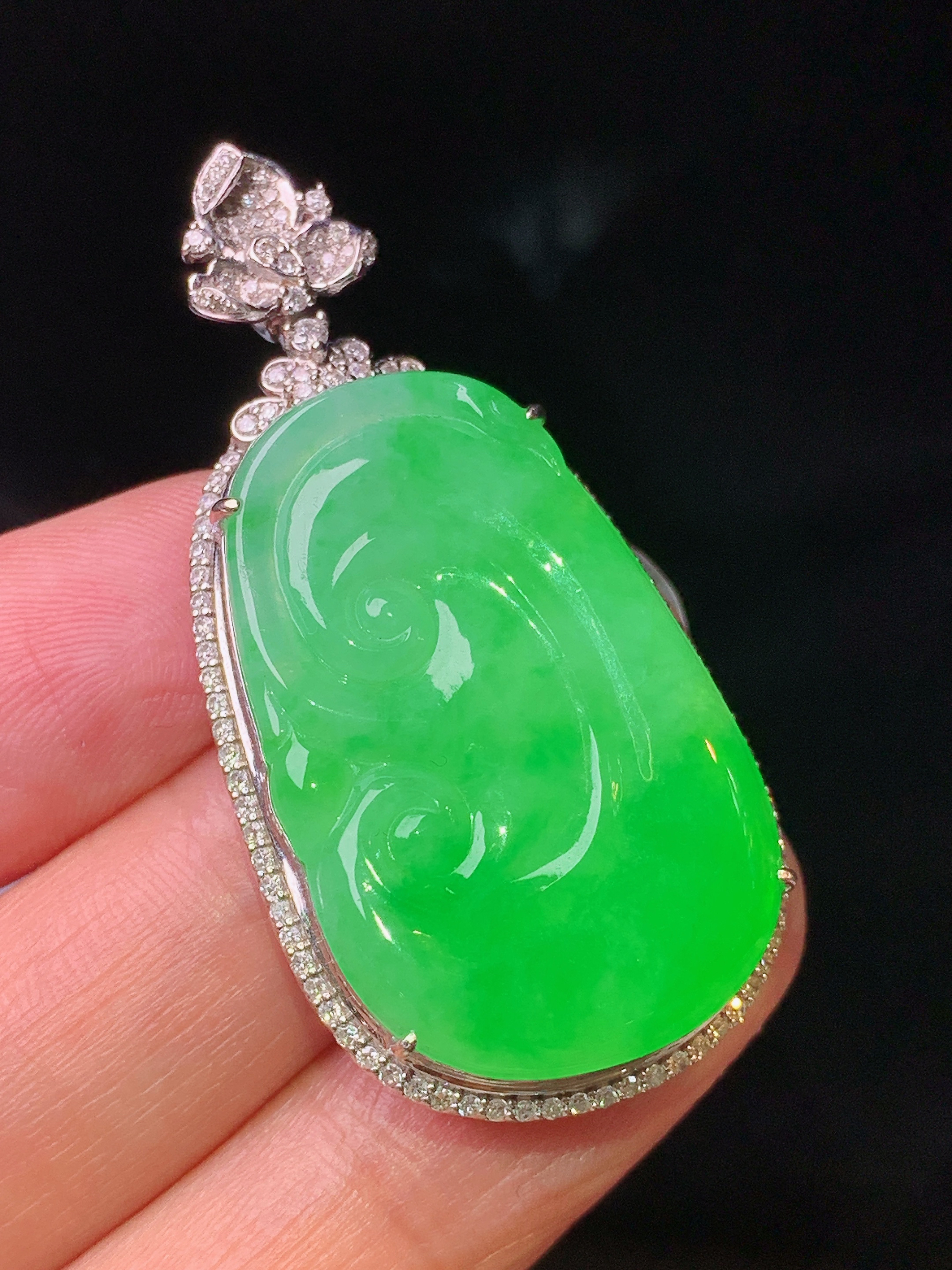 18k金钻镶嵌翠绿如意吊坠 玉质细腻 色泽艳丽清新 水润亮眼 整体尺寸45*22.2*8f1