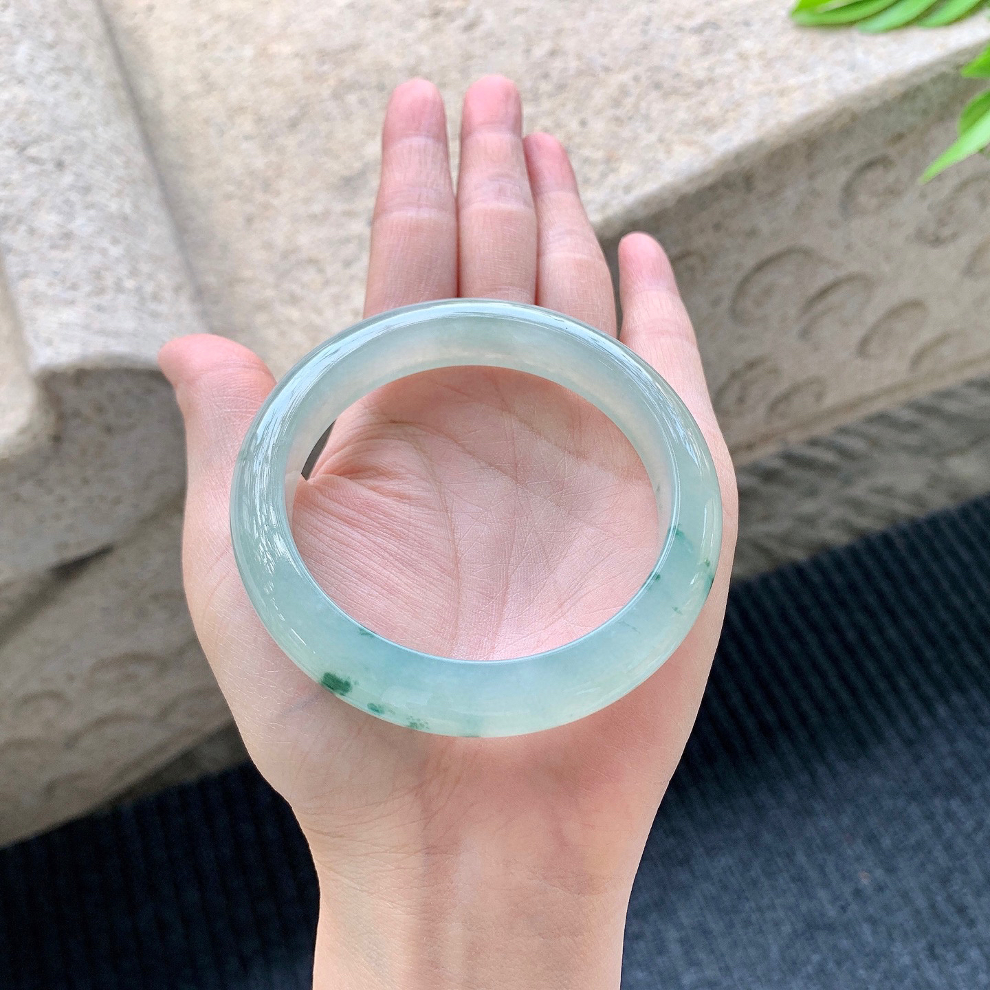 正圈57 58
【圈口】58/12.3/8.7
【描述】冰飘花，水润，种老，细腻，无纹裂！