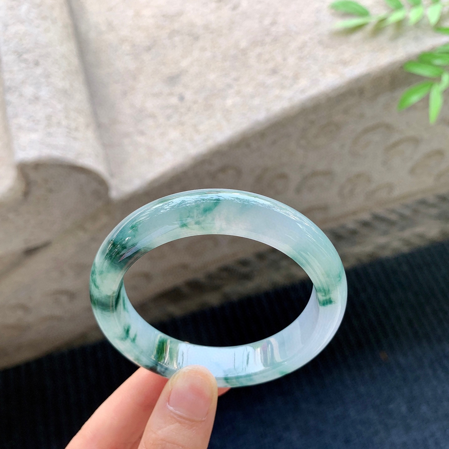 正圈54 55
【圈口】54.8/12.8/8.4
【描述】糯冰飘蓝花，水润，种老，无裂纹！