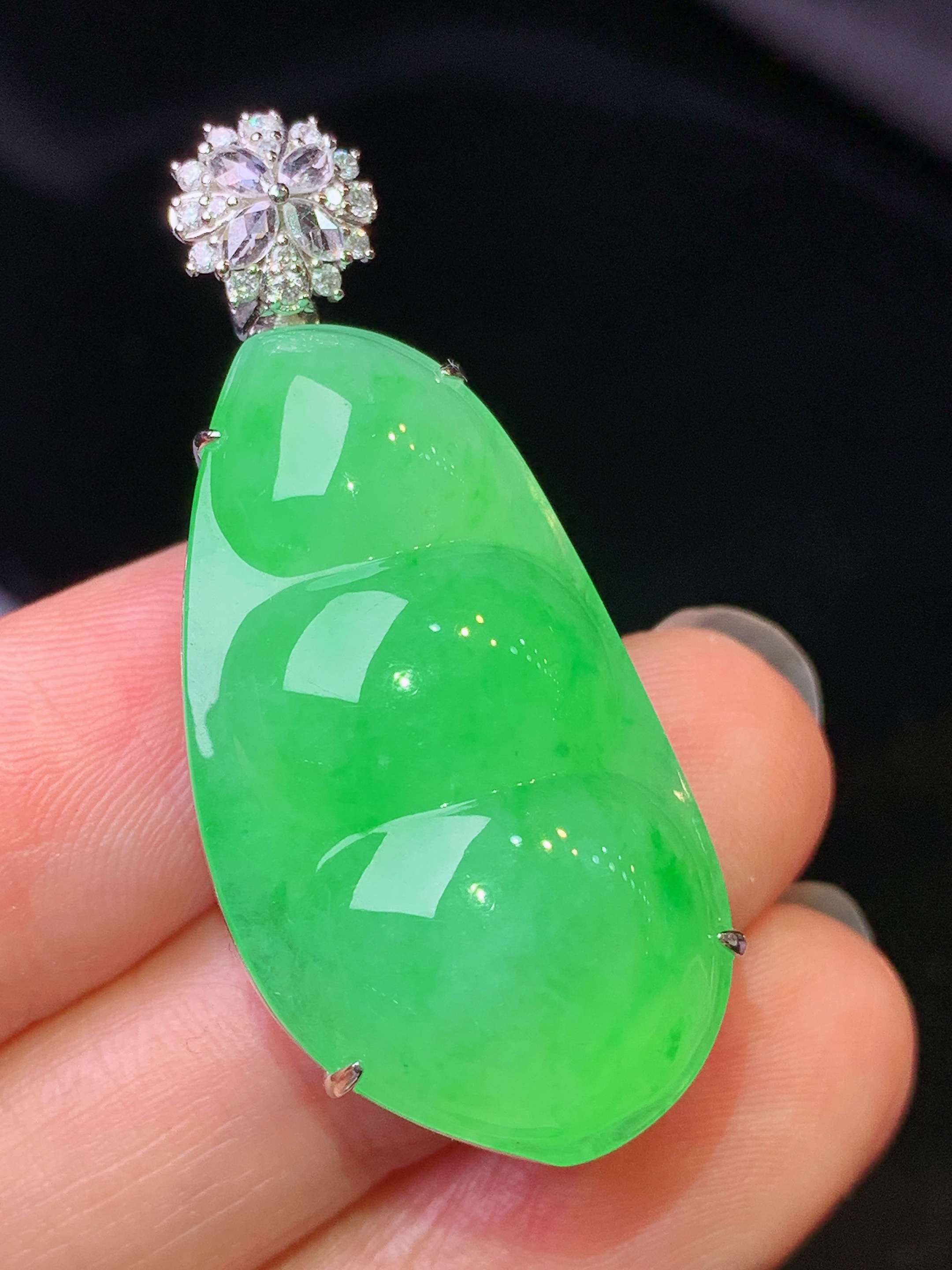 18k金钻镶嵌翠绿四季豆吊坠 玉质细腻 色泽艳丽清新 水润亮眼 整体尺寸40*17.2*12L2