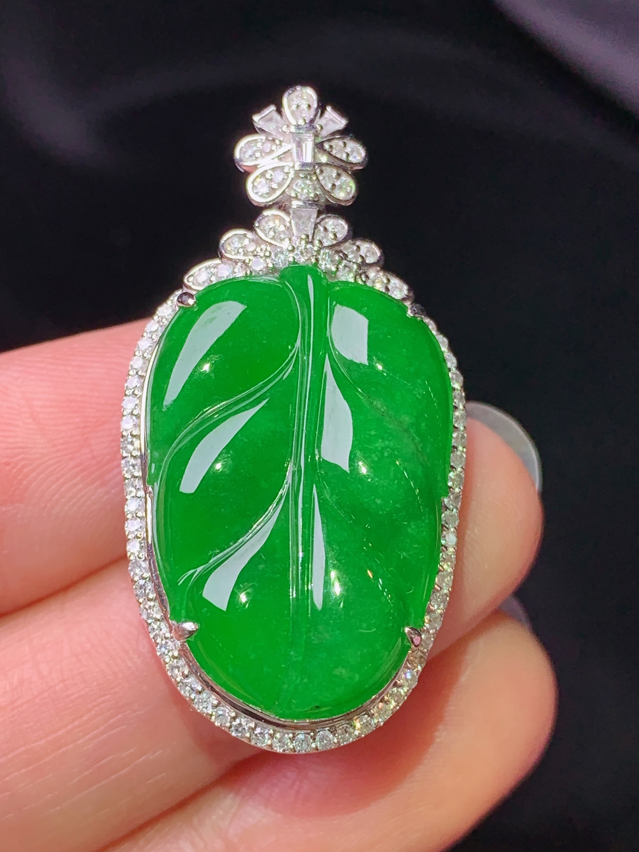 18k金钻镶嵌满绿树叶吊坠 玉质细腻 色泽艳丽清新 水润亮眼 整体尺寸37.2*19*11L2